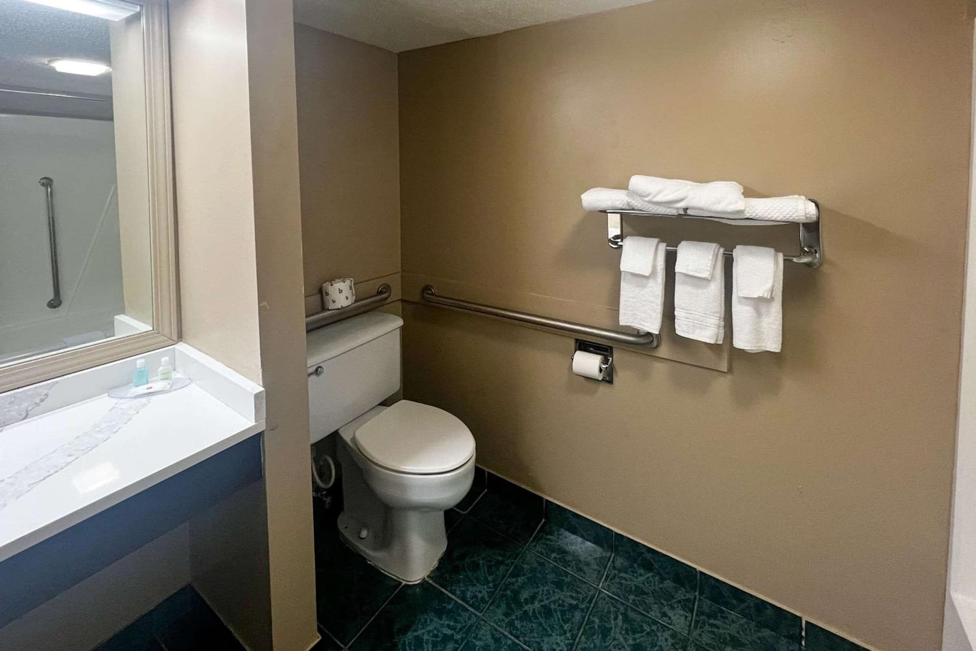 Days Inn & Suites by Wyndham Norton Shores/Muskegon gallery photo in Muskegon, MI — image 83