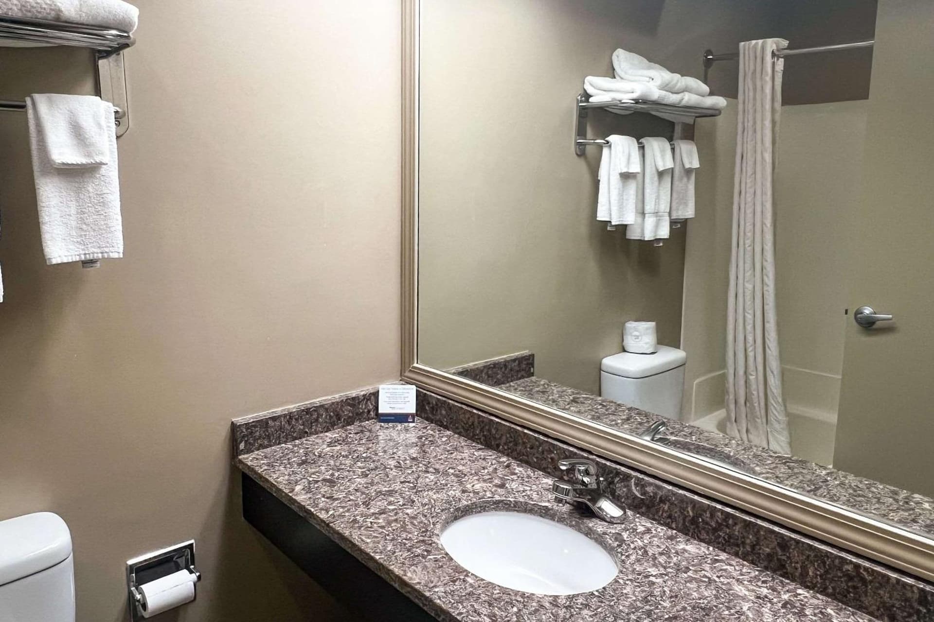 Days Inn & Suites by Wyndham Norton Shores/Muskegon gallery photo in Muskegon, MI — image 71