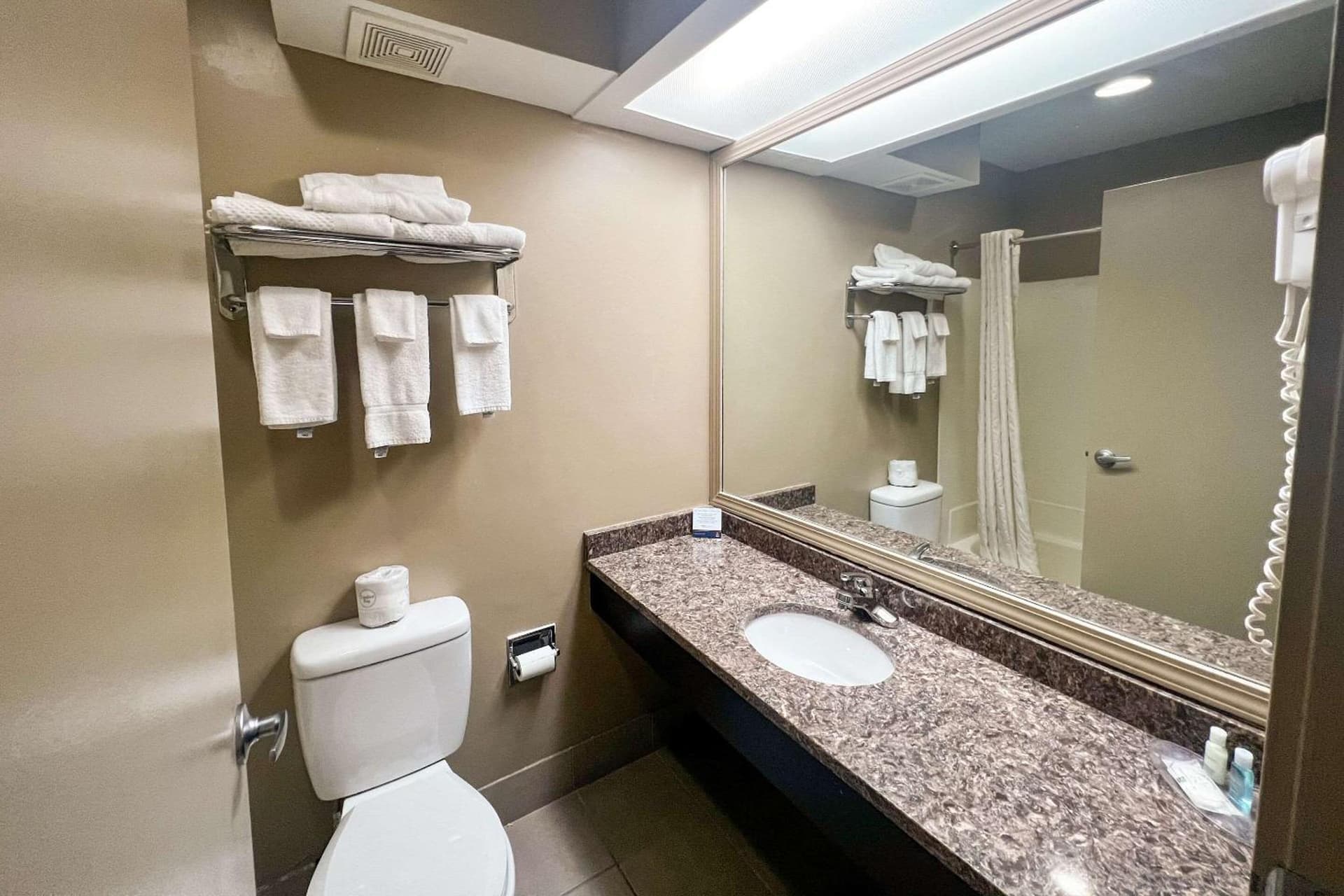 Days Inn & Suites by Wyndham Norton Shores/Muskegon gallery photo in Muskegon, MI — image 54