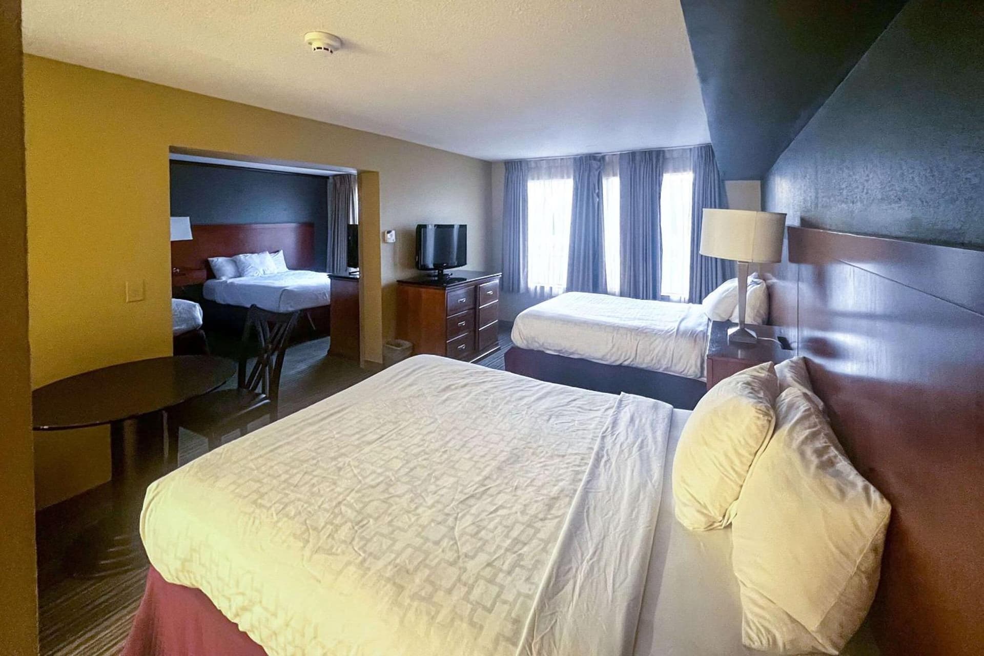 Days Inn & Suites by Wyndham Norton Shores/Muskegon gallery photo in Muskegon, MI — image 14
