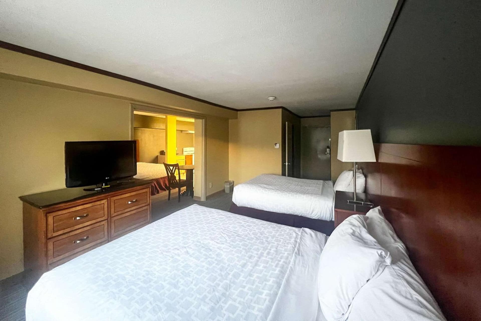 Days Inn & Suites by Wyndham Norton Shores/Muskegon gallery photo in Muskegon, MI — image 43