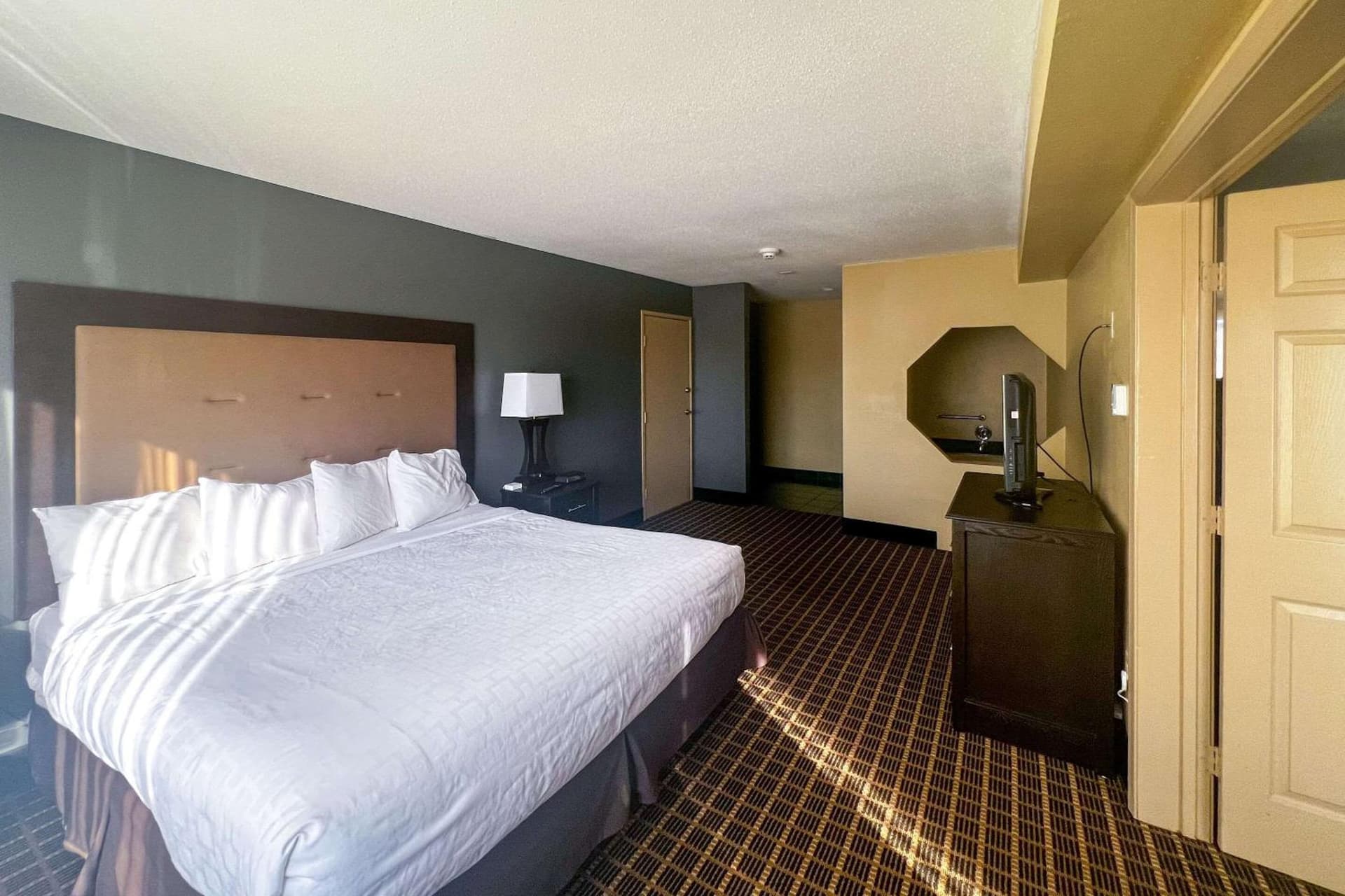 Days Inn & Suites by Wyndham Norton Shores/Muskegon gallery photo in Muskegon, MI — image 19