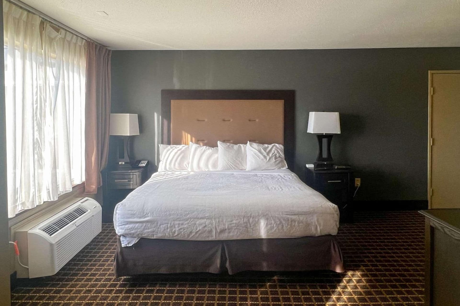 Days Inn & Suites by Wyndham Norton Shores/Muskegon gallery photo in Muskegon, MI — image 9
