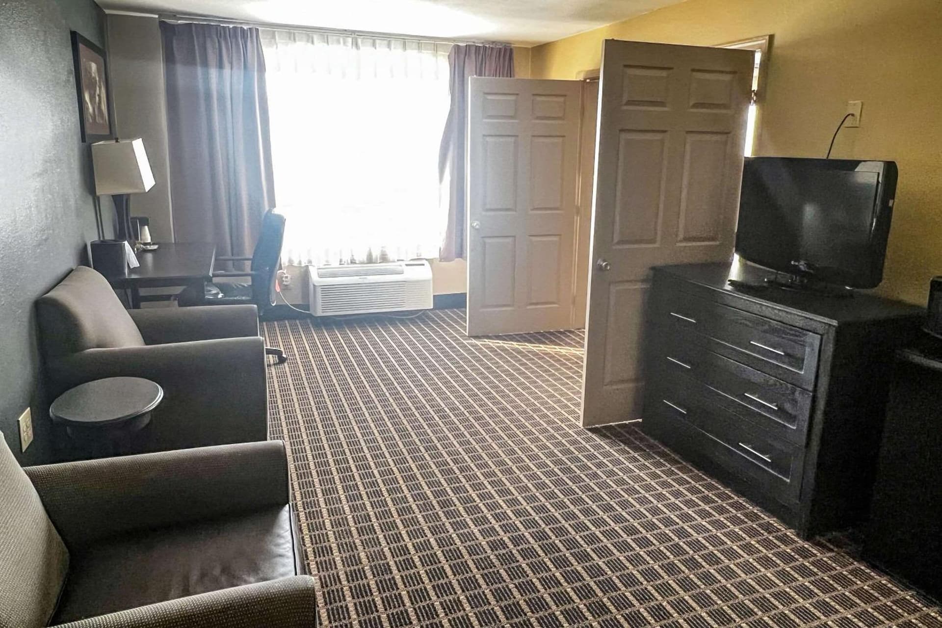 Days Inn & Suites by Wyndham Norton Shores/Muskegon gallery photo in Muskegon, MI — image 65