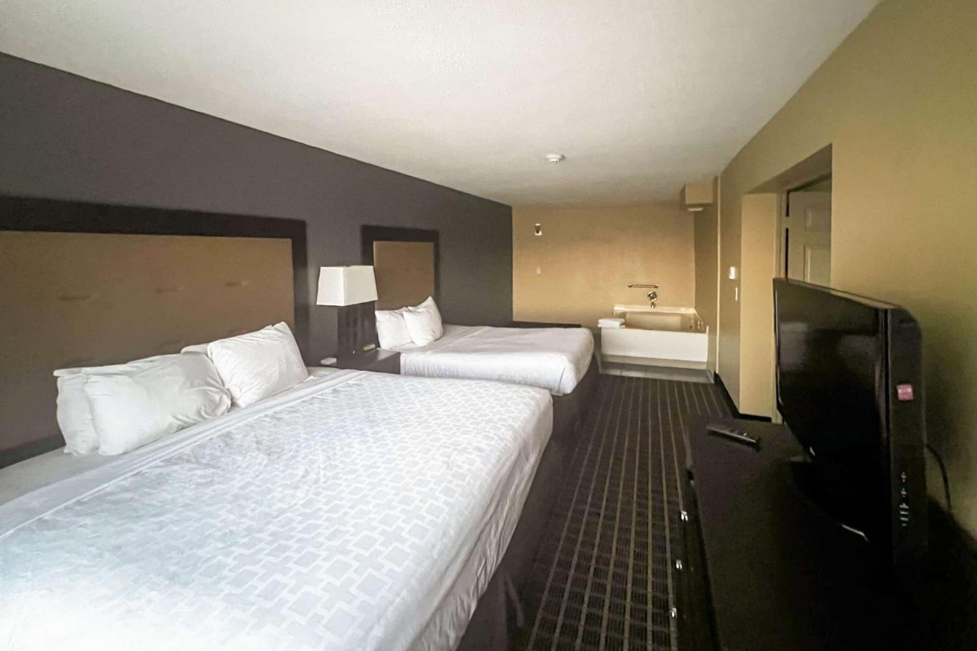 Days Inn & Suites by Wyndham Norton Shores/Muskegon gallery photo in Muskegon, MI — image 81