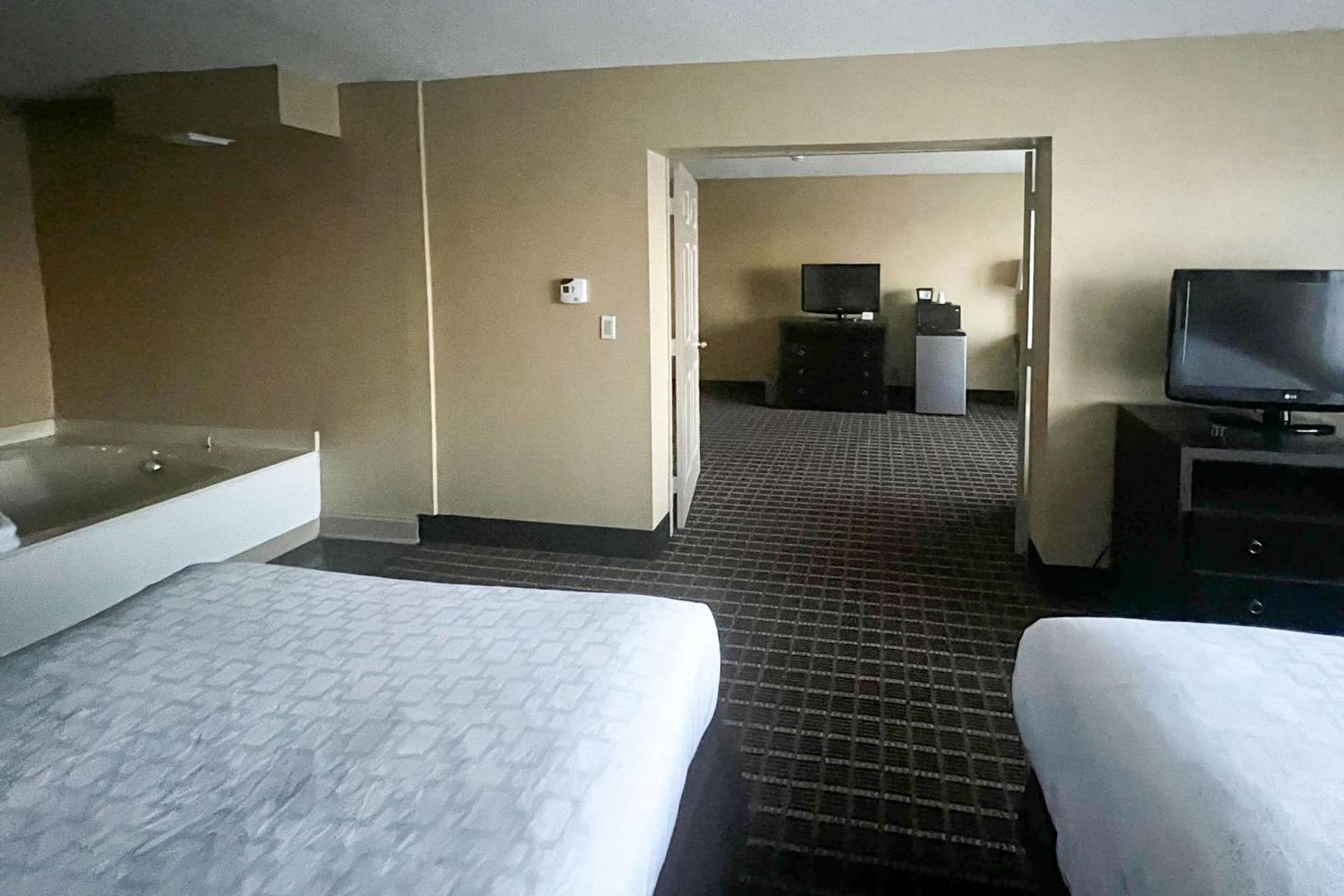 Days Inn & Suites by Wyndham Norton Shores/Muskegon gallery photo in Muskegon, MI — image 80