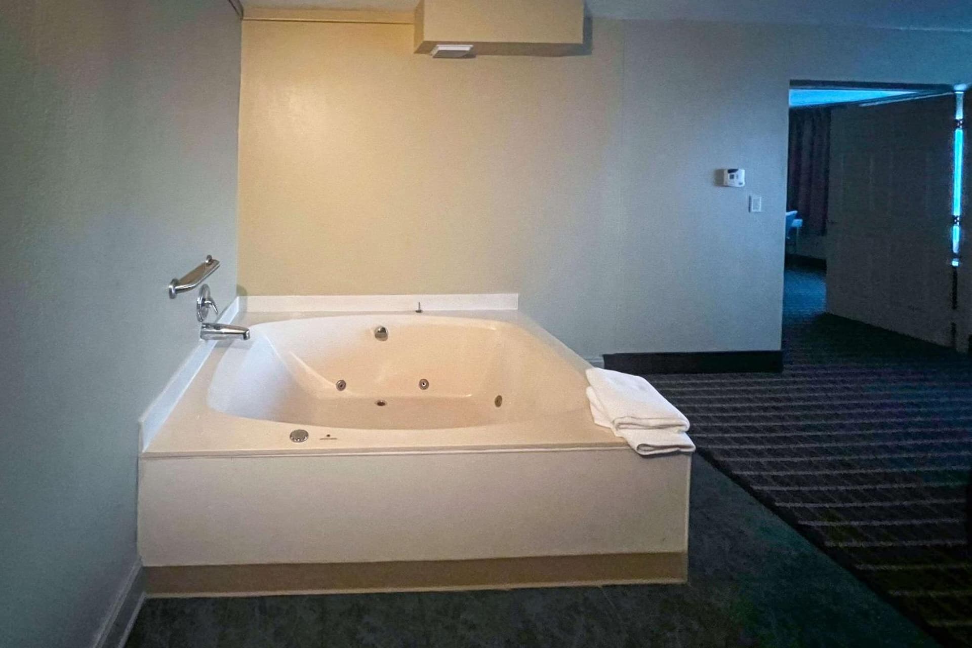 Days Inn & Suites by Wyndham Norton Shores/Muskegon gallery photo in Muskegon, MI — image 55
