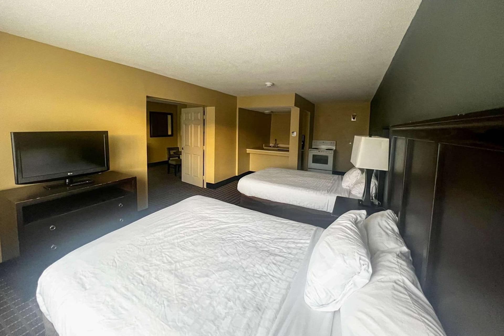 Days Inn & Suites by Wyndham Norton Shores/Muskegon gallery photo in Muskegon, MI — image 53