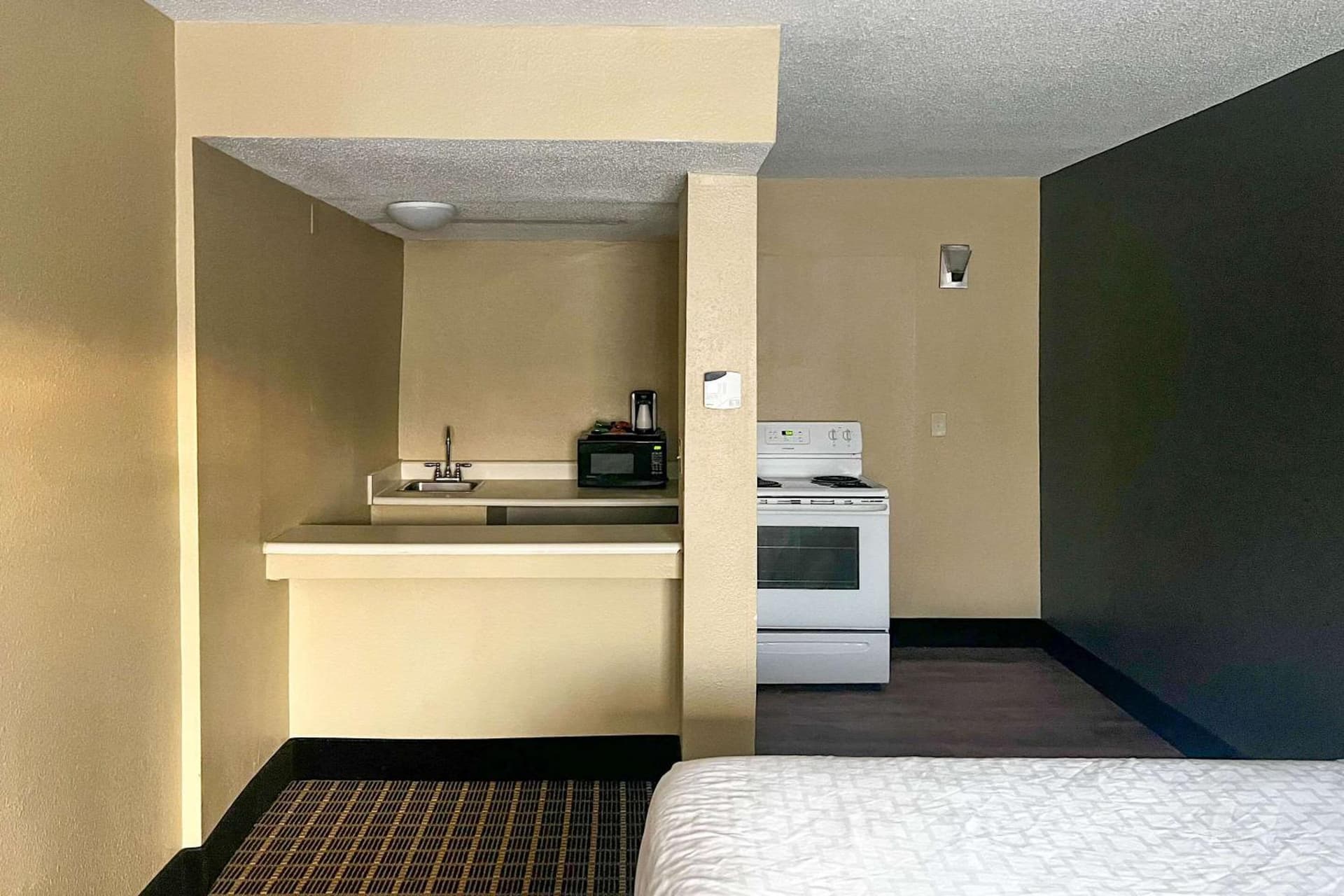Days Inn & Suites by Wyndham Norton Shores/Muskegon gallery photo in Muskegon, MI — image 31