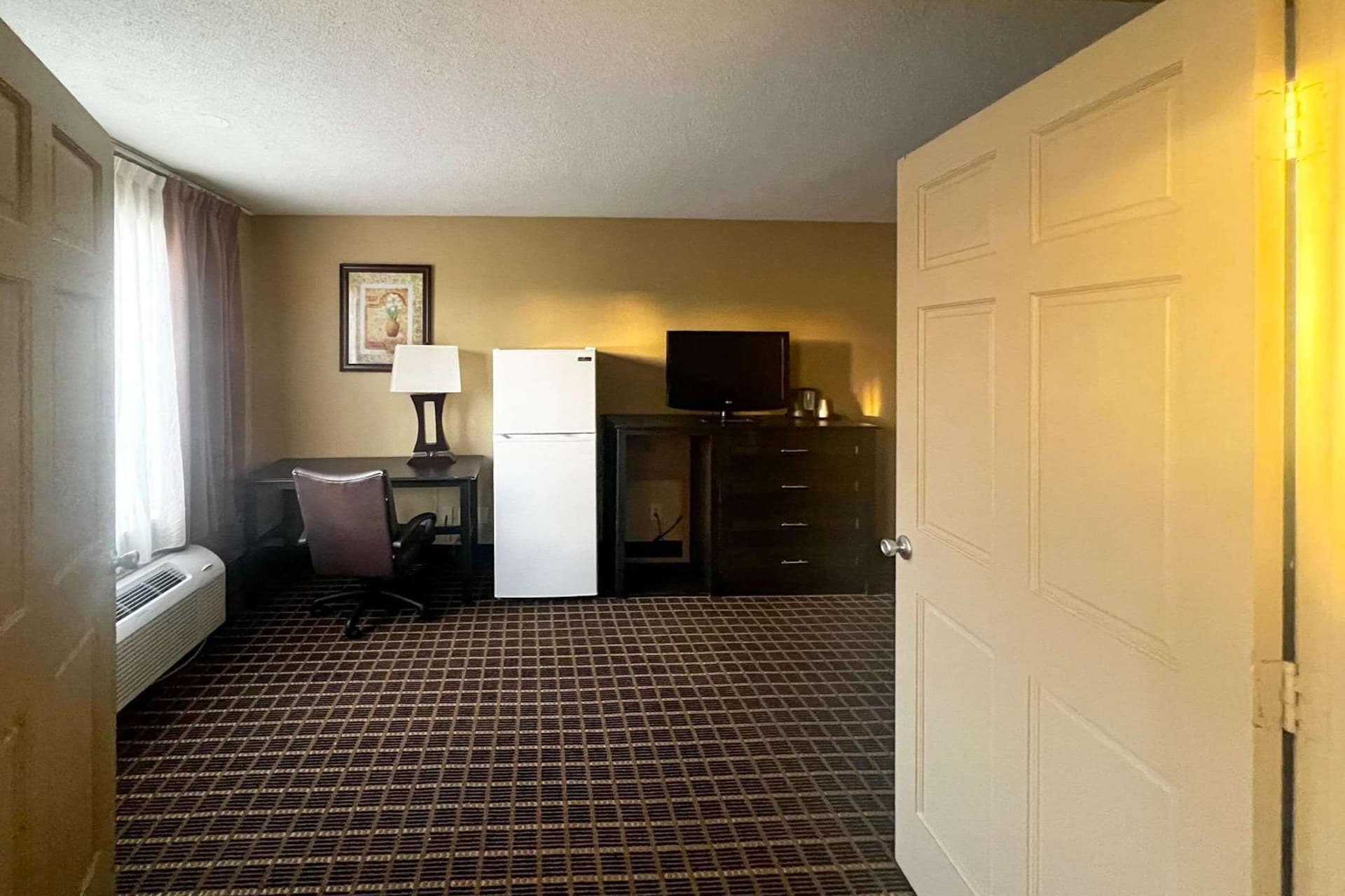 Days Inn & Suites by Wyndham Norton Shores/Muskegon gallery photo in Muskegon, MI — image 47