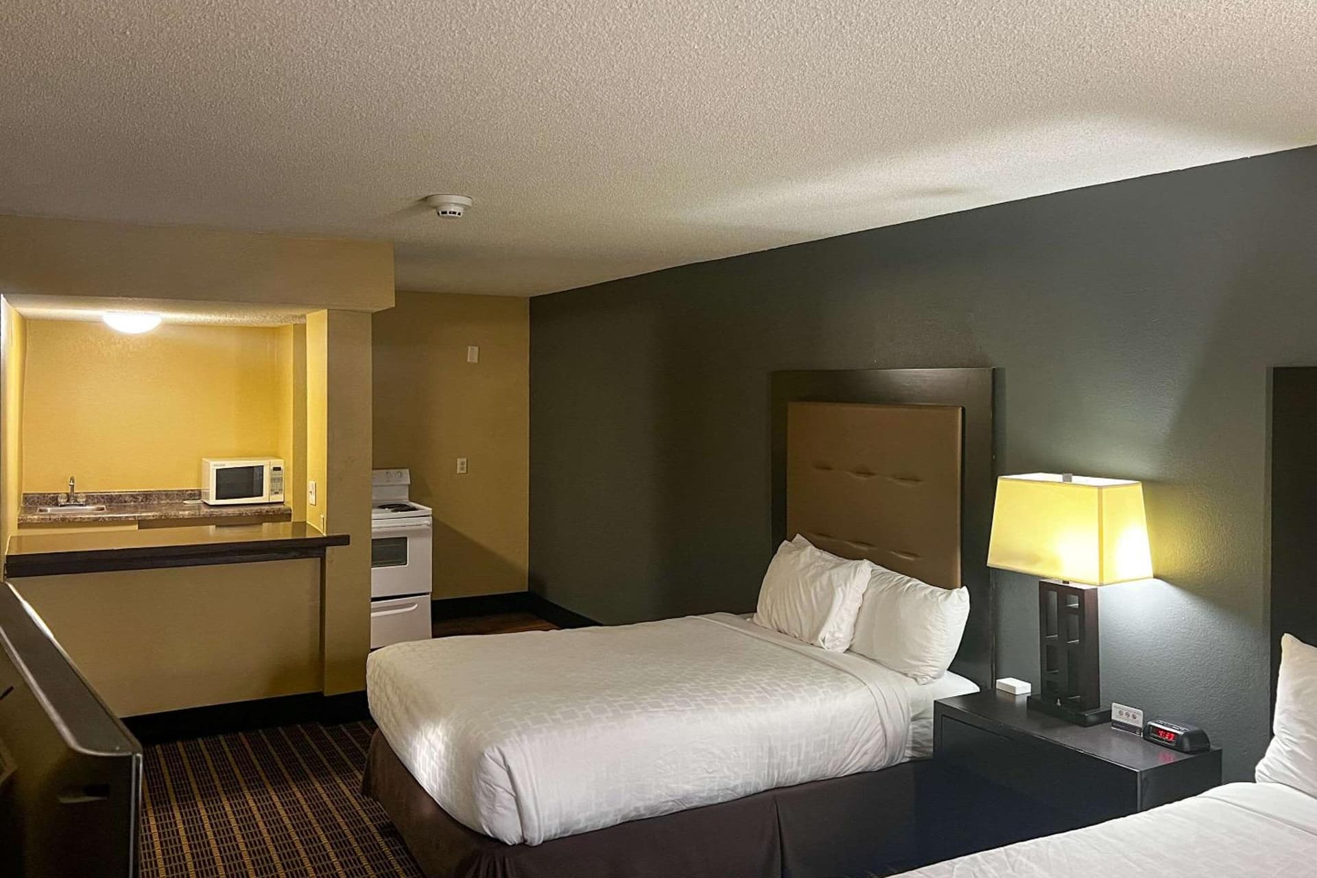 Days Inn & Suites by Wyndham Norton Shores/Muskegon gallery photo in Muskegon, MI — image 38