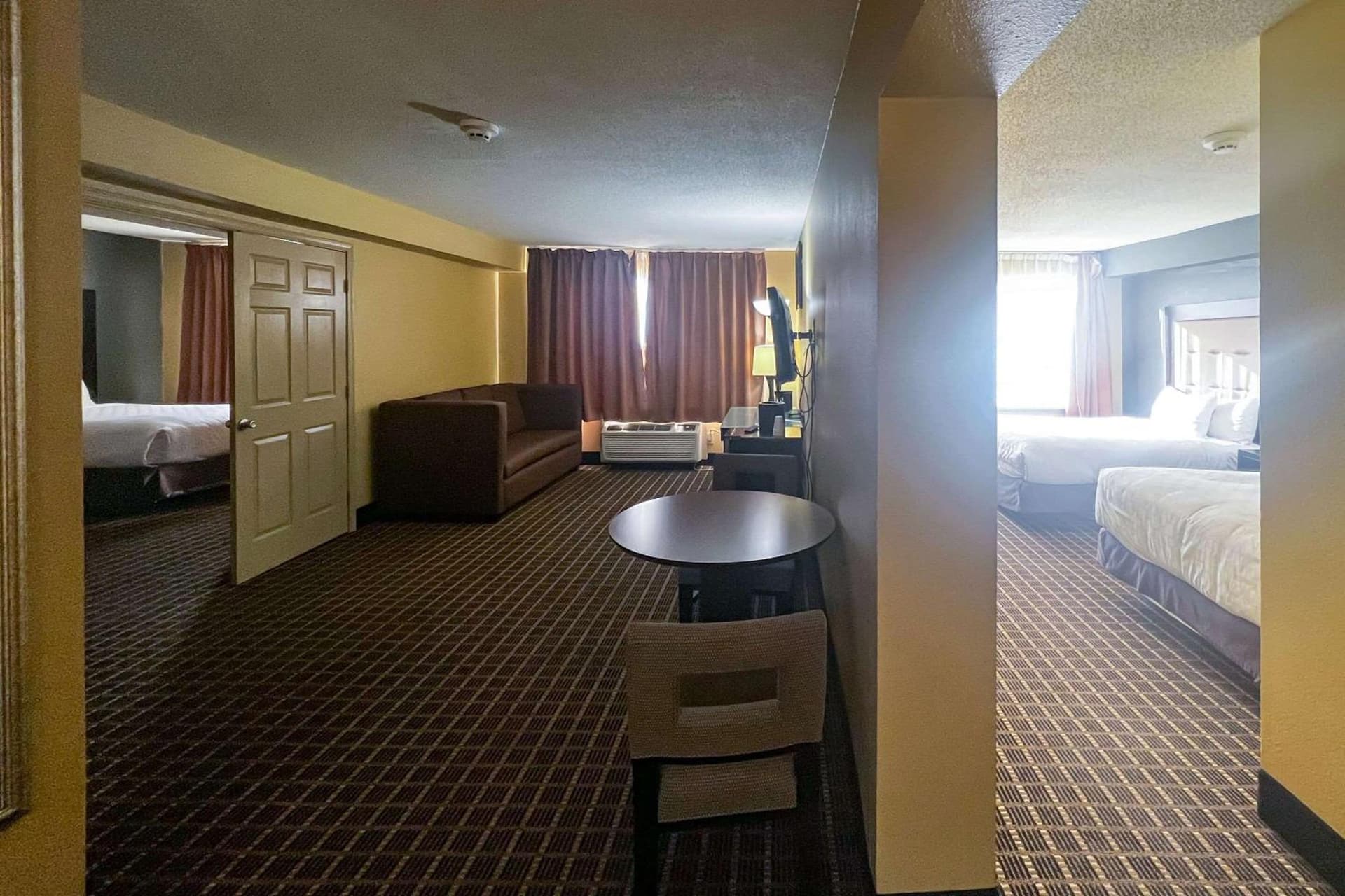Days Inn & Suites by Wyndham Norton Shores/Muskegon gallery photo in Muskegon, MI — image 20