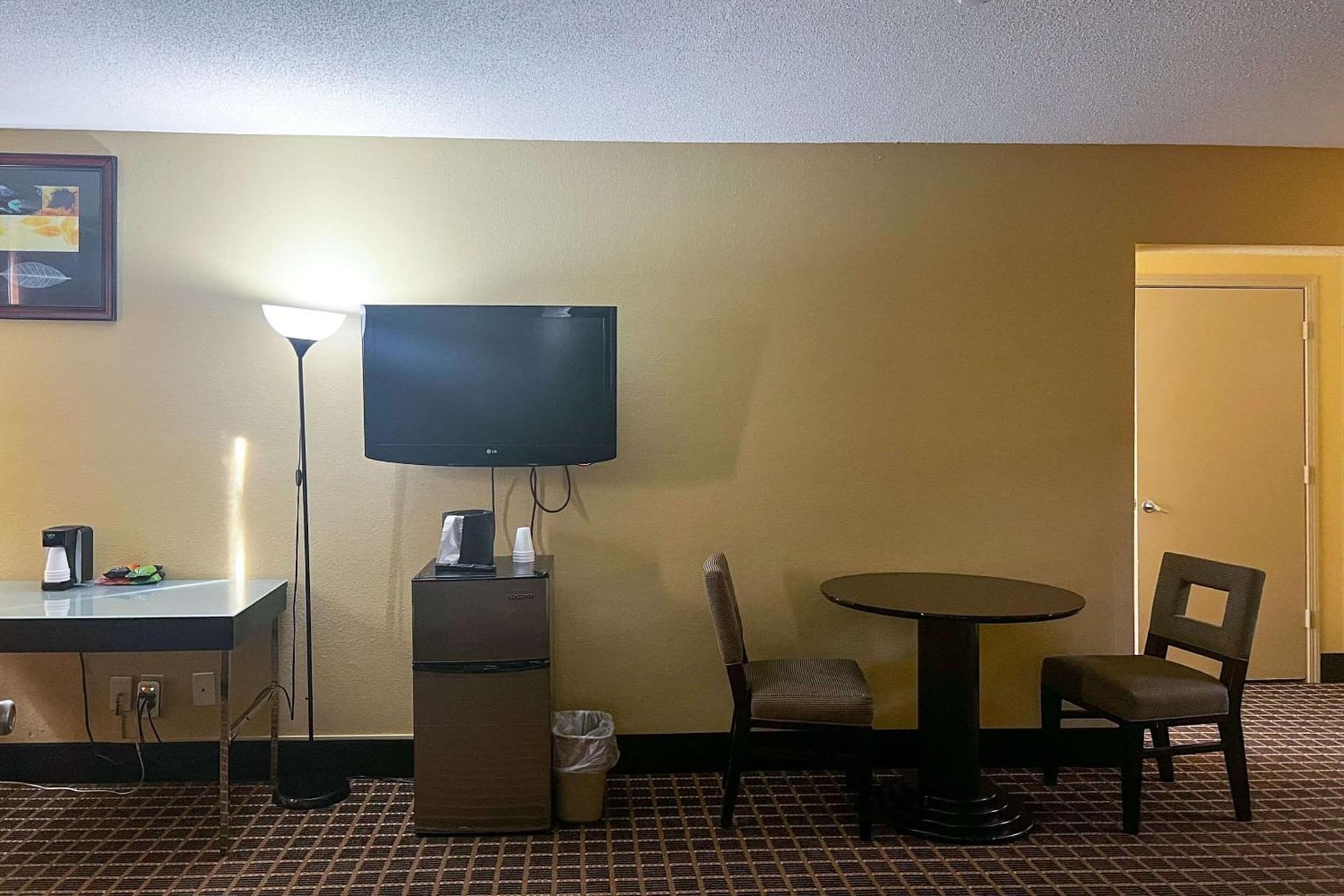 Days Inn & Suites by Wyndham Norton Shores/Muskegon gallery photo in Muskegon, MI — image 63
