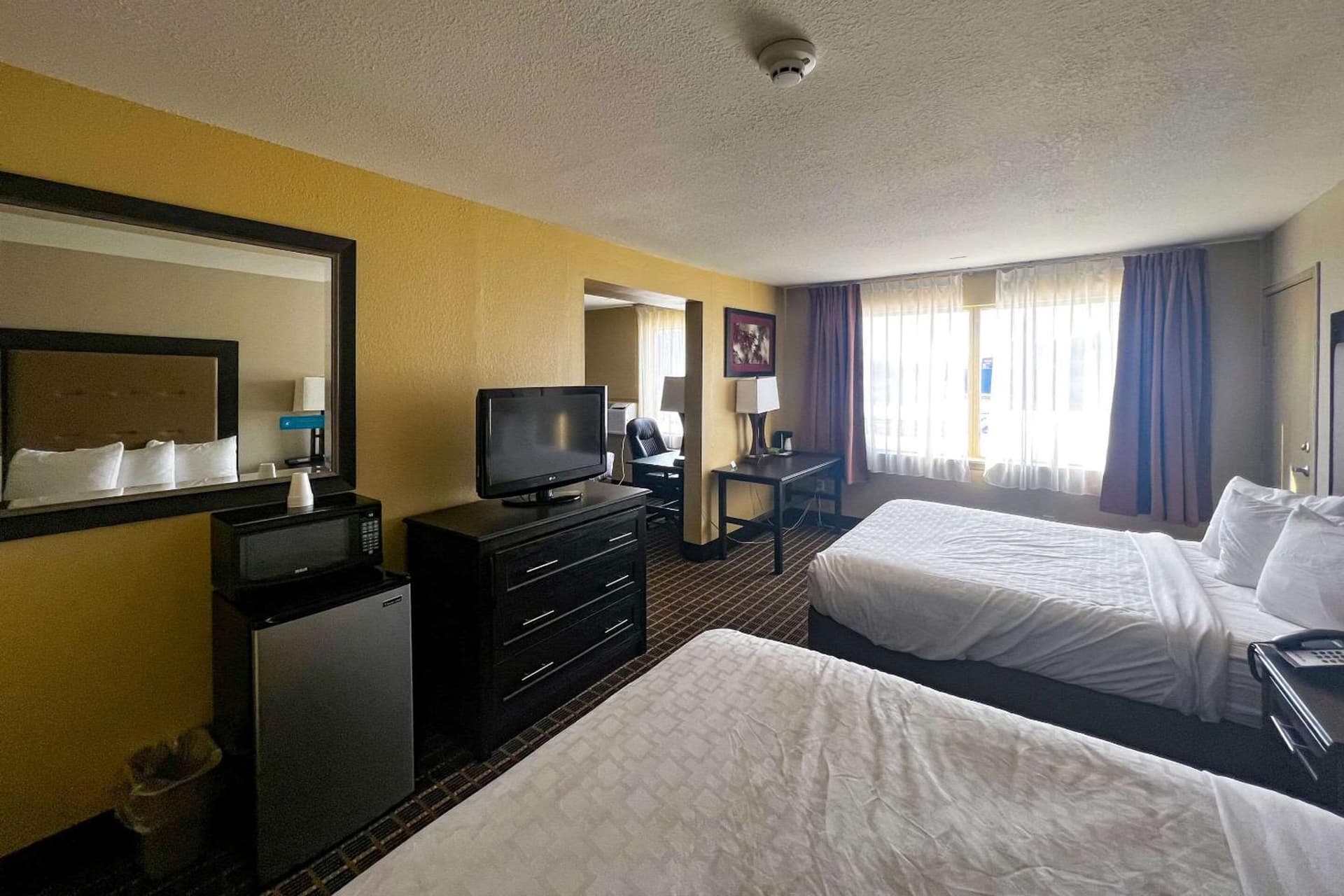 Days Inn & Suites by Wyndham Norton Shores/Muskegon gallery photo in Muskegon, MI — image 78