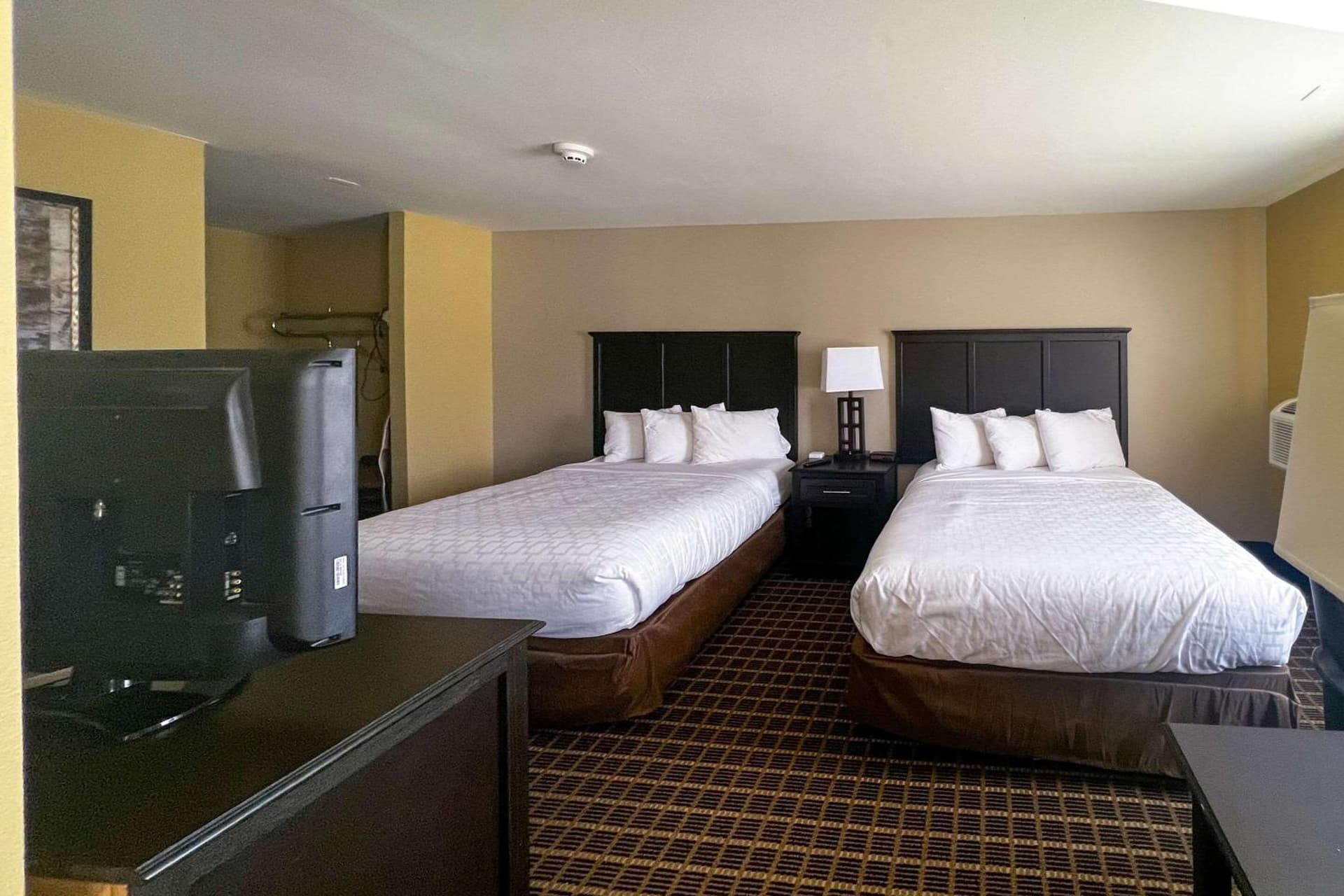 Days Inn & Suites by Wyndham Norton Shores/Muskegon gallery photo in Muskegon, MI — image 8