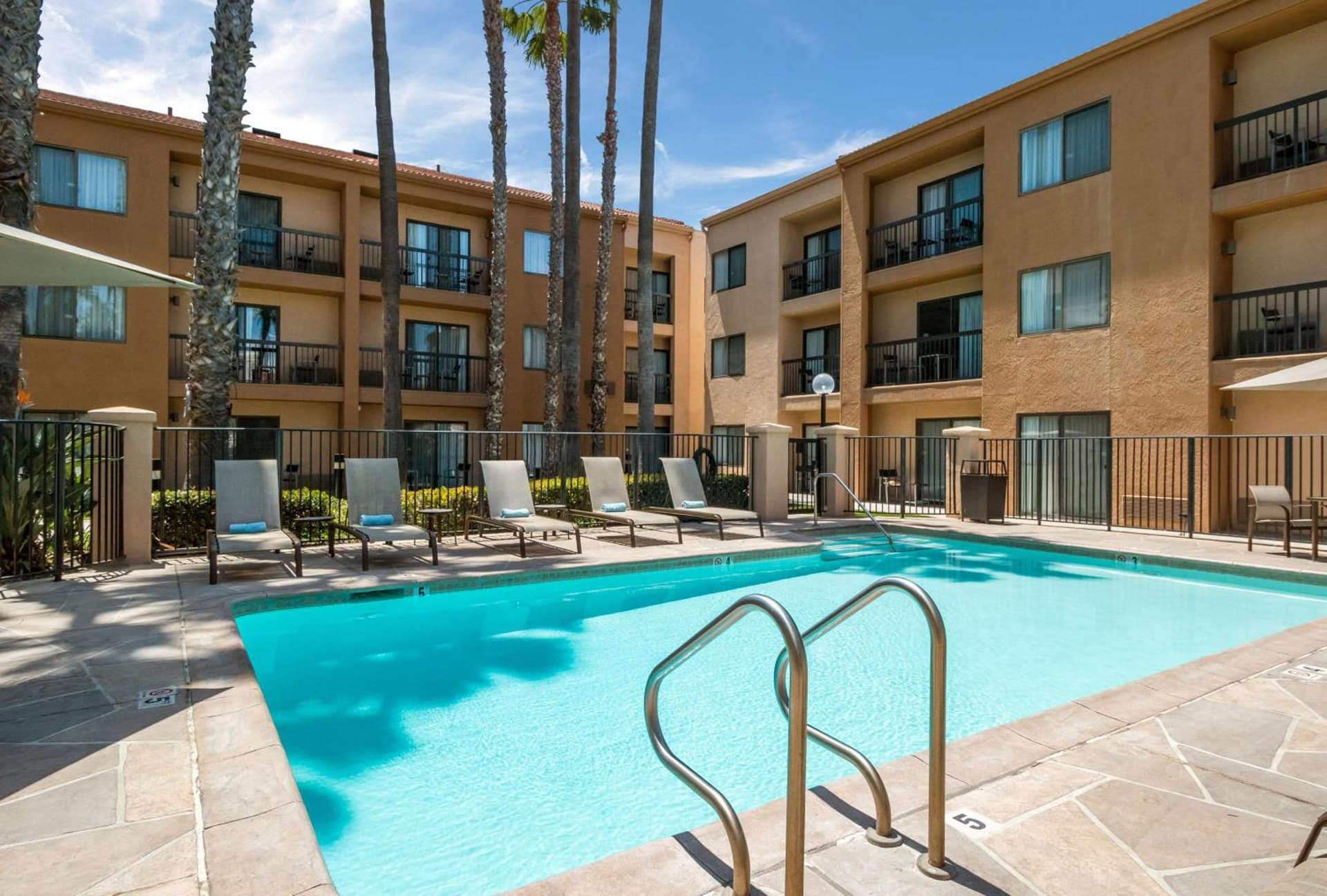 Sonesta Select Huntington Beach Fountain Valley interior in Huntington Beach, CA — gallery photo 2
