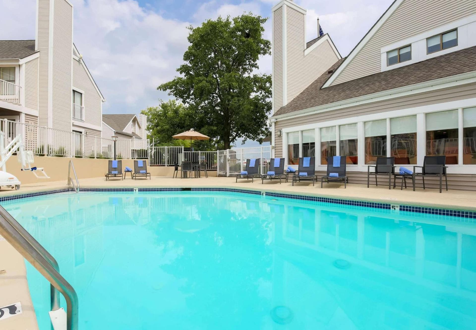 Sonesta ES Suites Cincinnati - Sharonville West interior in Sharonville, OH — gallery photo 2