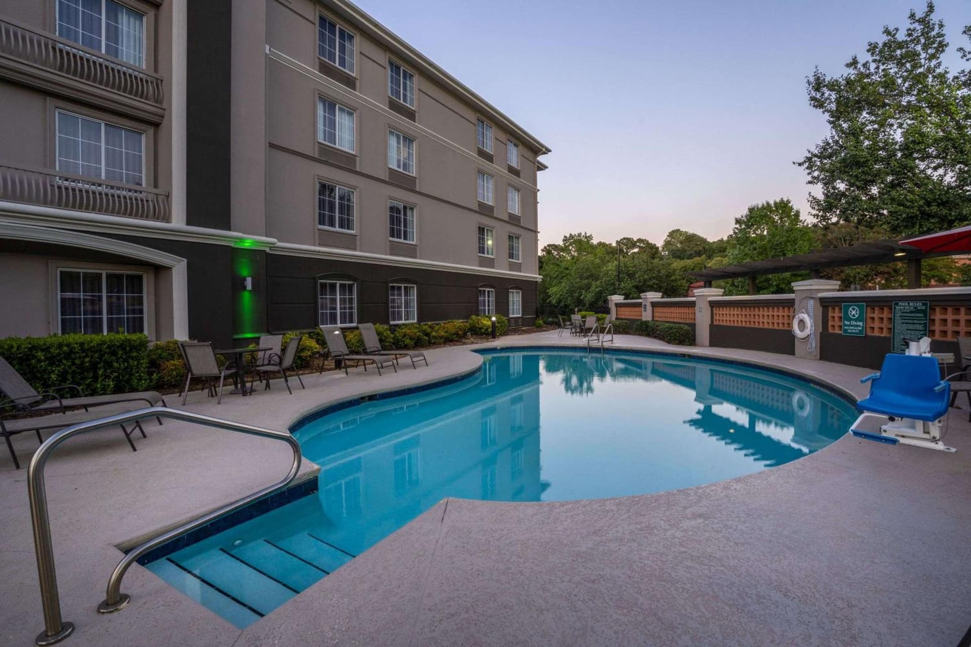 La Quinta by Wyndham Birmingham Hoover interior in Hoover, AL — gallery photo 2