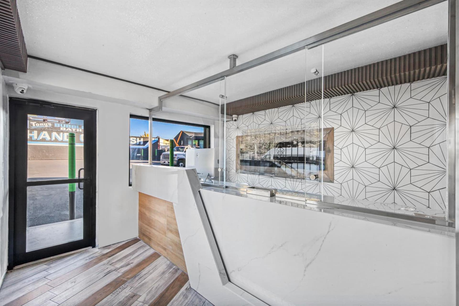 Hotel OPUS Bronx Near Bay Plaza Mall gallery photo in Bronx, NY — image 4