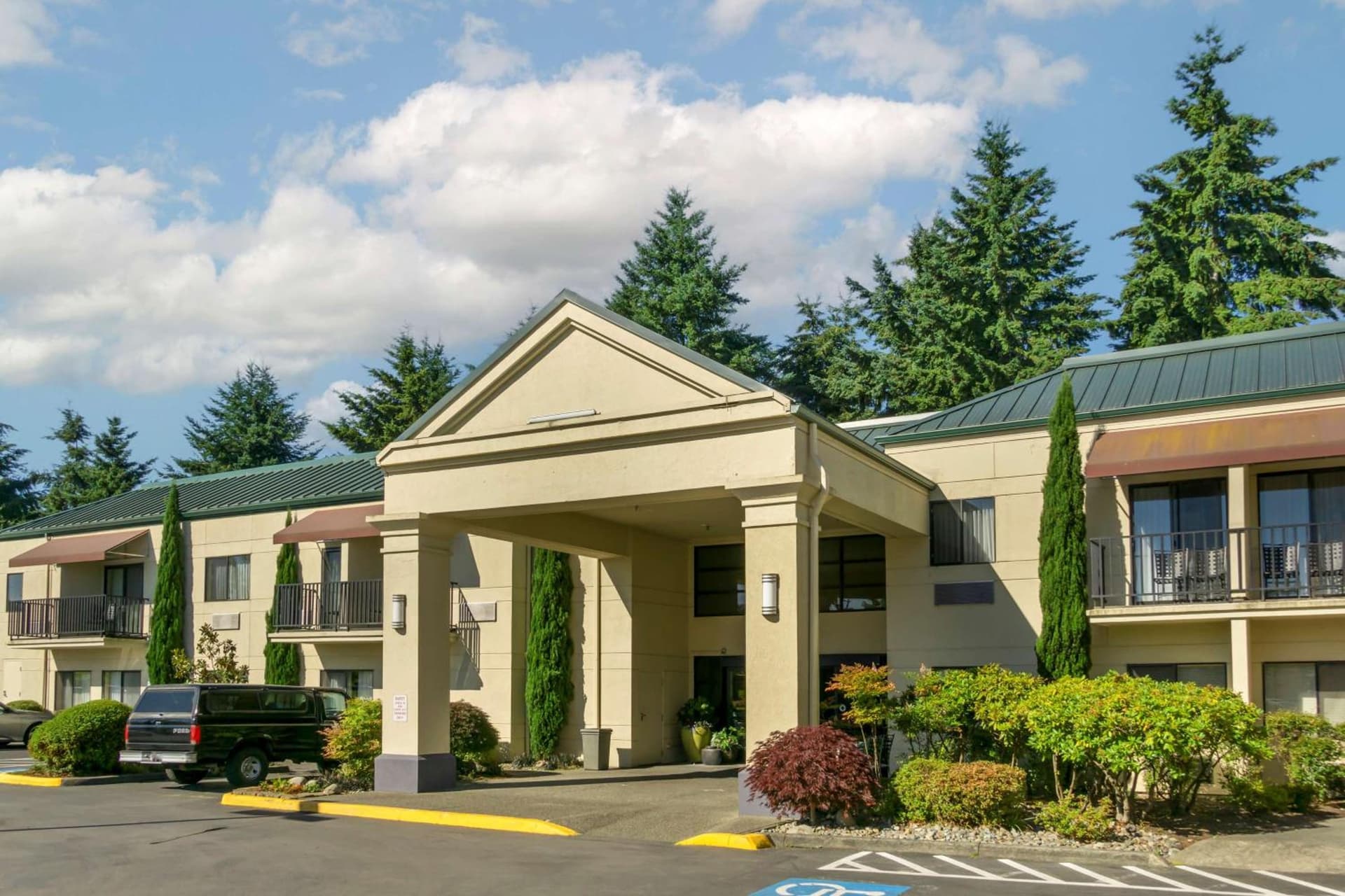 Best Western Plus Plaza by the Green interior in Kent, WA — gallery photo 2