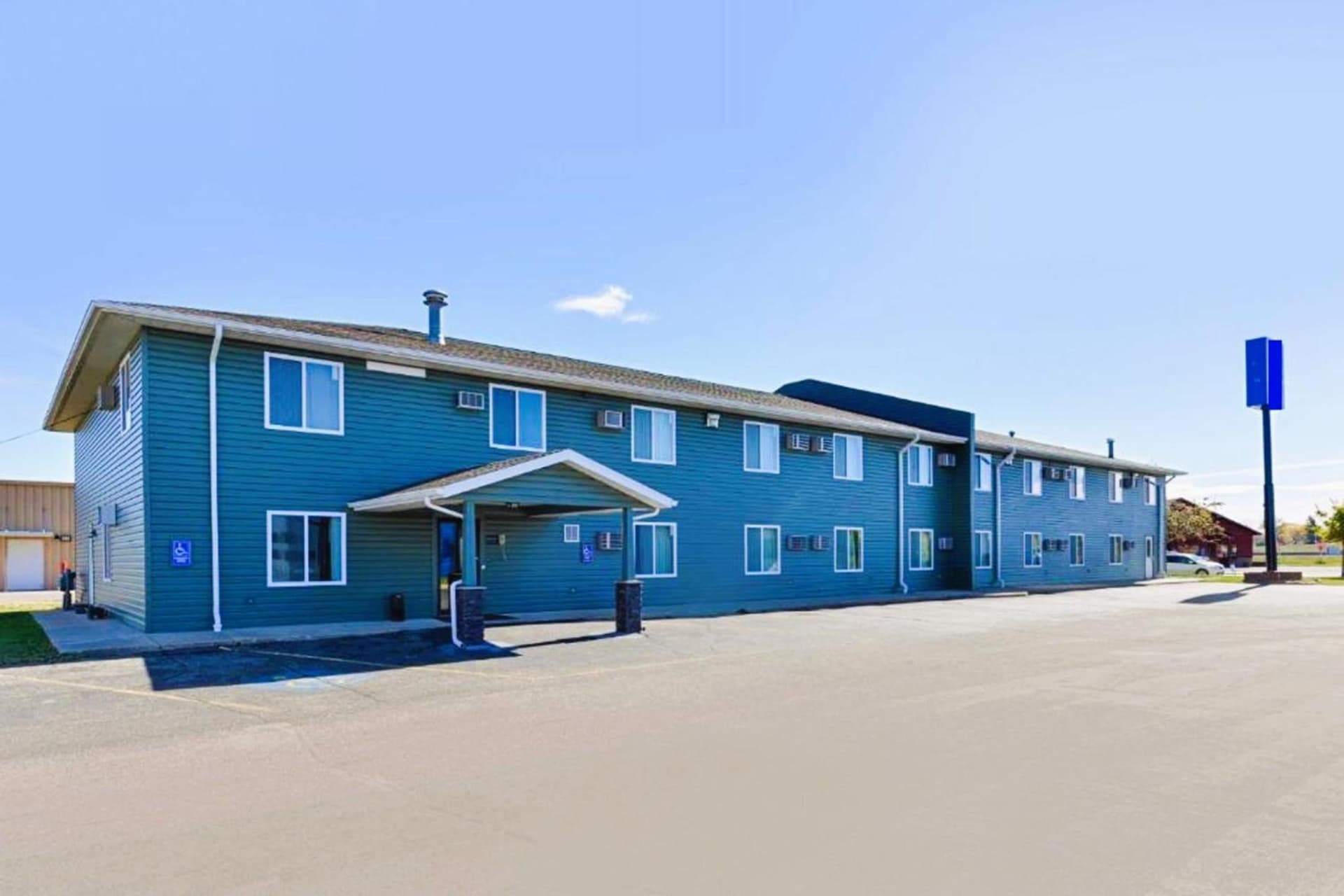 Love Hotels Staples by OYO at HWY 10 MN featured exterior or lobby in Motley, MN — similar hotel