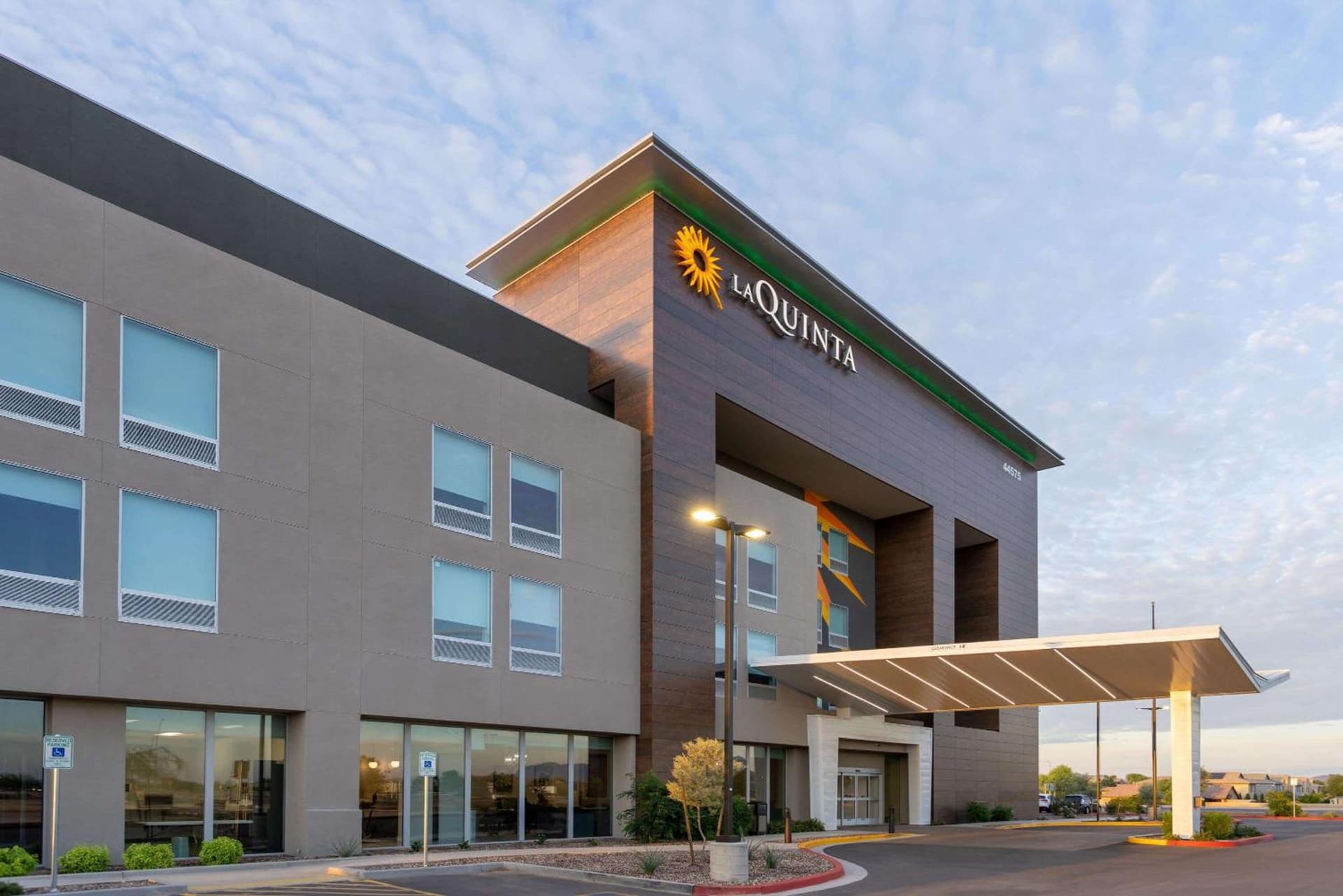 La Quinta Inn & Suites by Wyndham Maricopa Copper Sky interior in Maricopa, AZ — gallery photo 2
