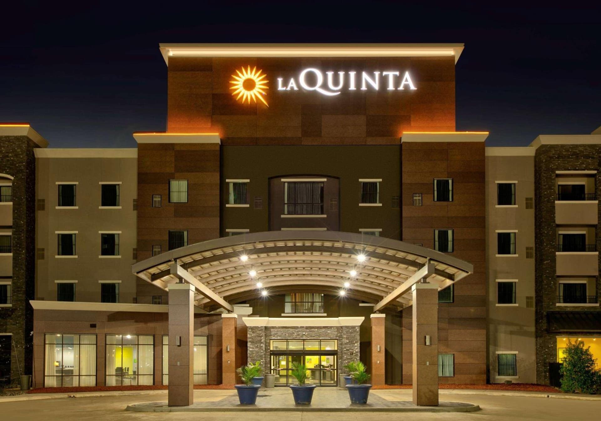 La Quinta Inn & Suites by Wyndham Lubbock Southwest interior in Lubbock, TX — gallery photo 2