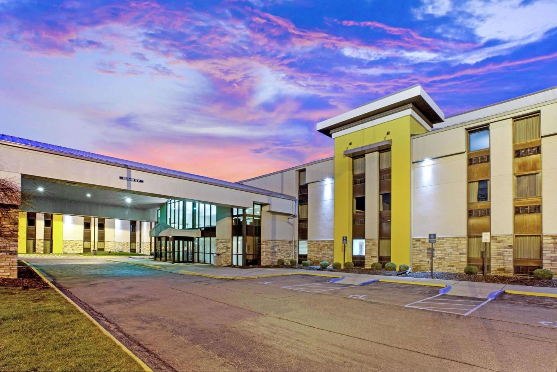 La Quinta Inn & Suites by Wyndham Detroit Metro Airport gallery photo in Romulus, MI — image 9
