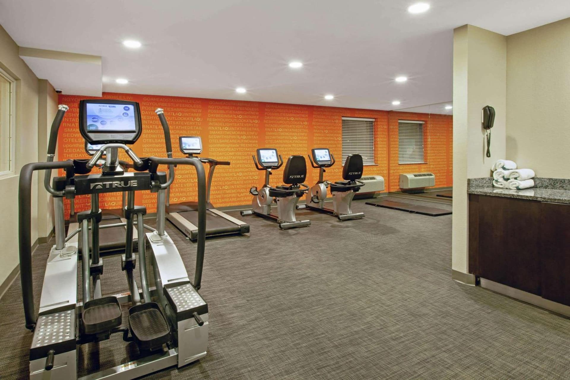 La Quinta Inn & Suites by Wyndham Detroit Metro Airport gallery photo in Romulus, MI — image 8