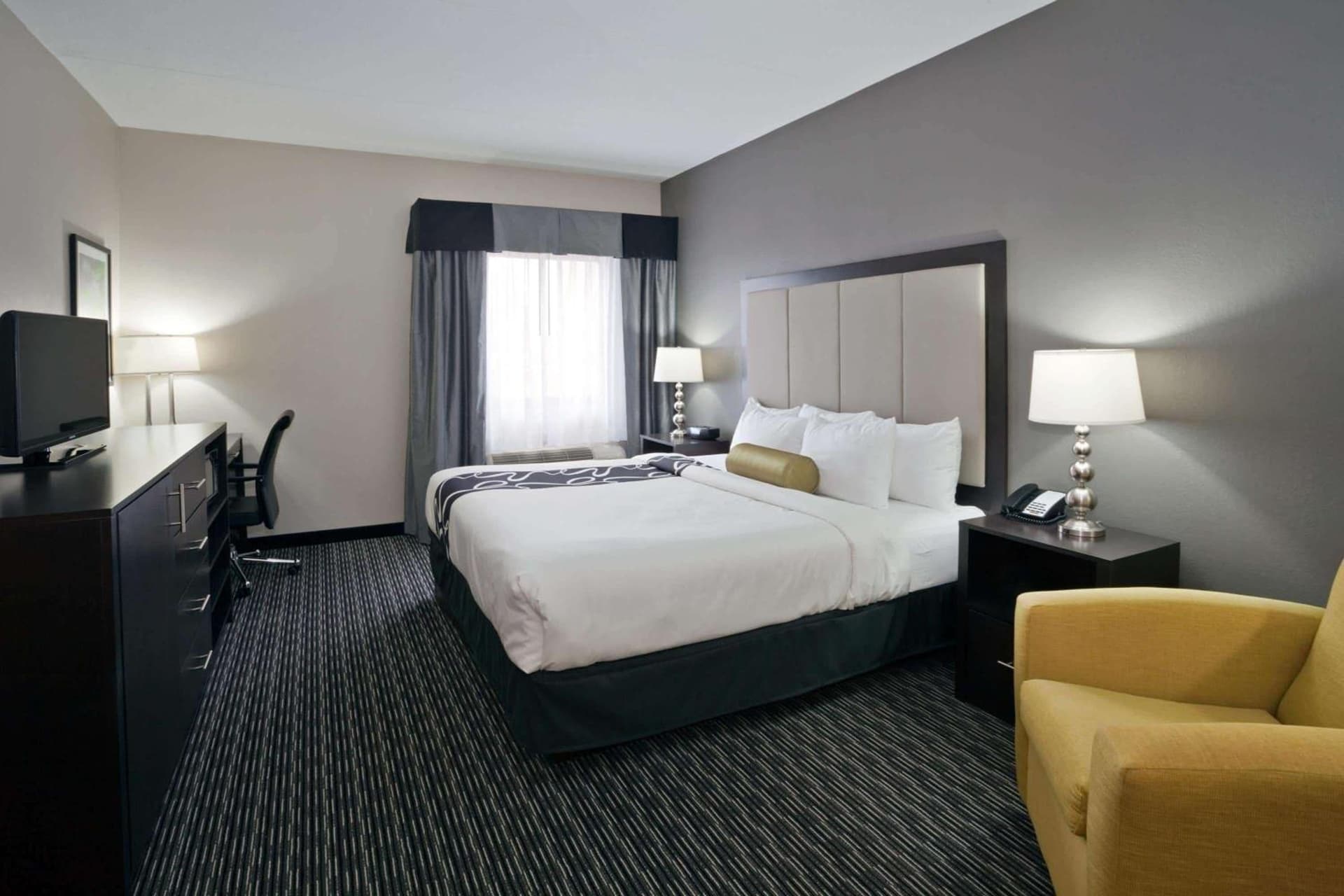 La Quinta Inn & Suites by Wyndham Detroit Metro Airport gallery photo in Romulus, MI — image 11