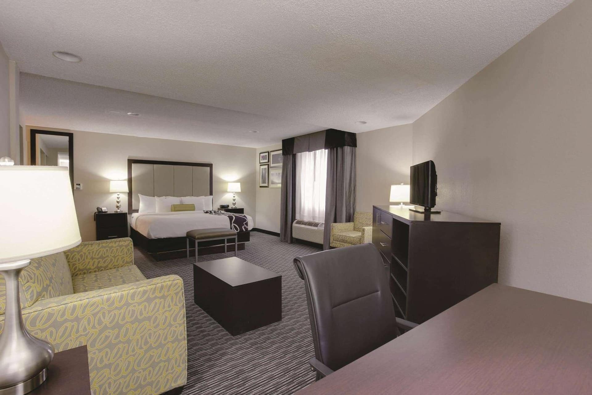La Quinta Inn & Suites by Wyndham Detroit Metro Airport gallery photo in Romulus, MI — image 20