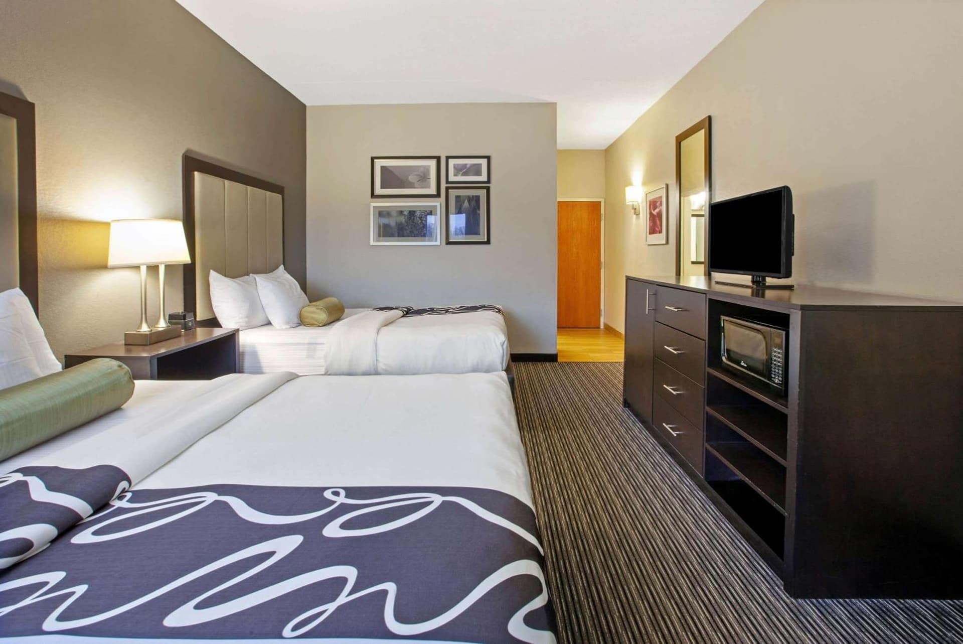 La Quinta Inn & Suites by Wyndham Detroit Metro Airport gallery photo in Romulus, MI — image 30