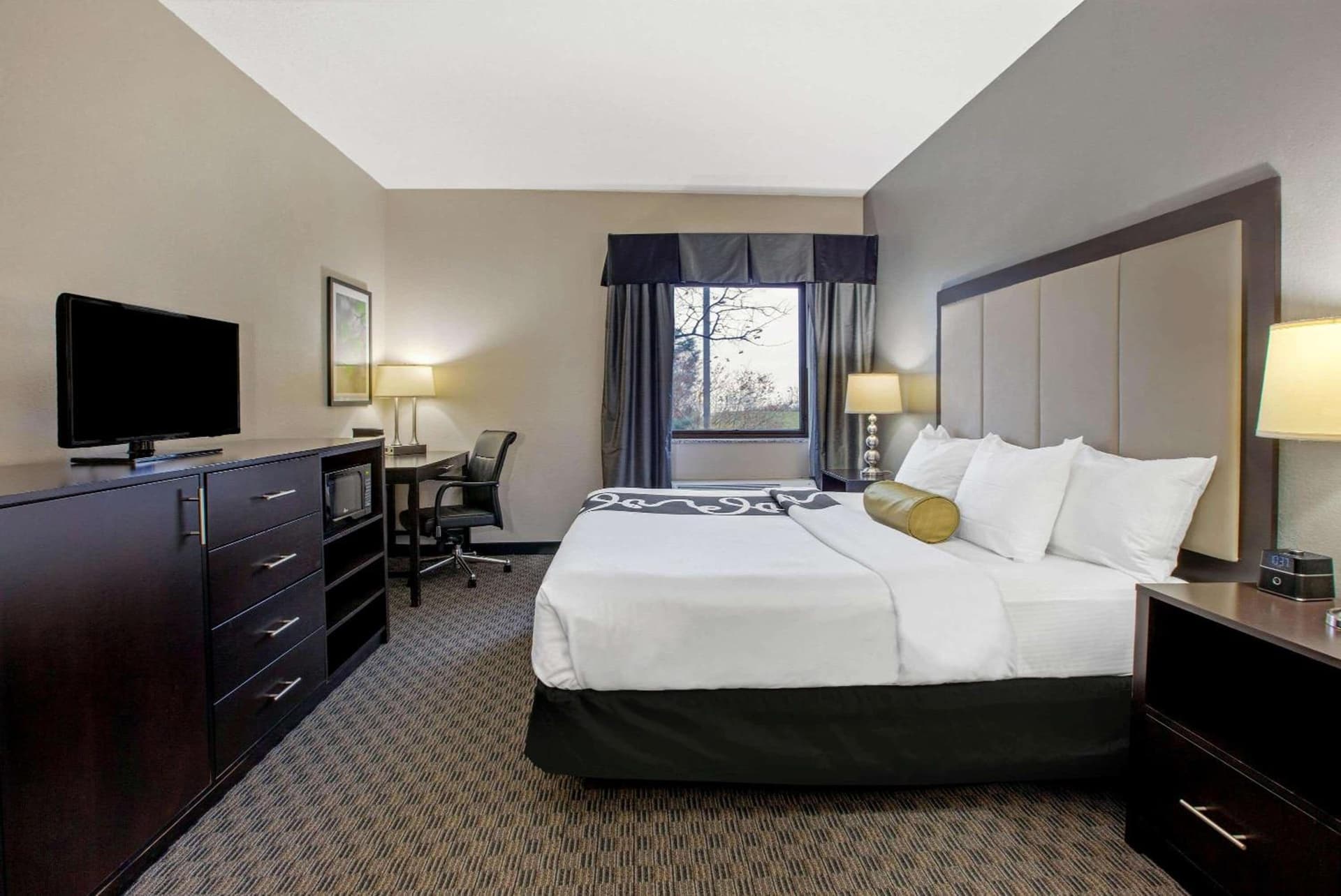 La Quinta Inn & Suites by Wyndham Detroit Metro Airport gallery photo in Romulus, MI — image 6