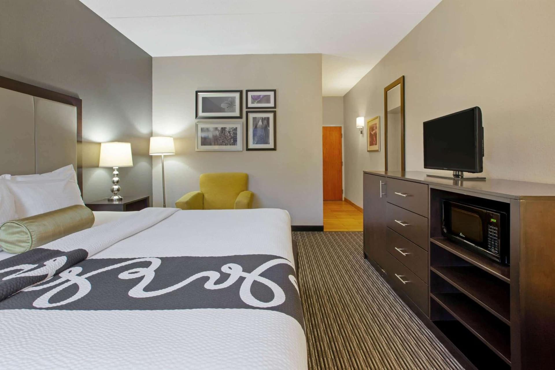 La Quinta Inn & Suites by Wyndham Detroit Metro Airport gallery photo in Romulus, MI — image 40