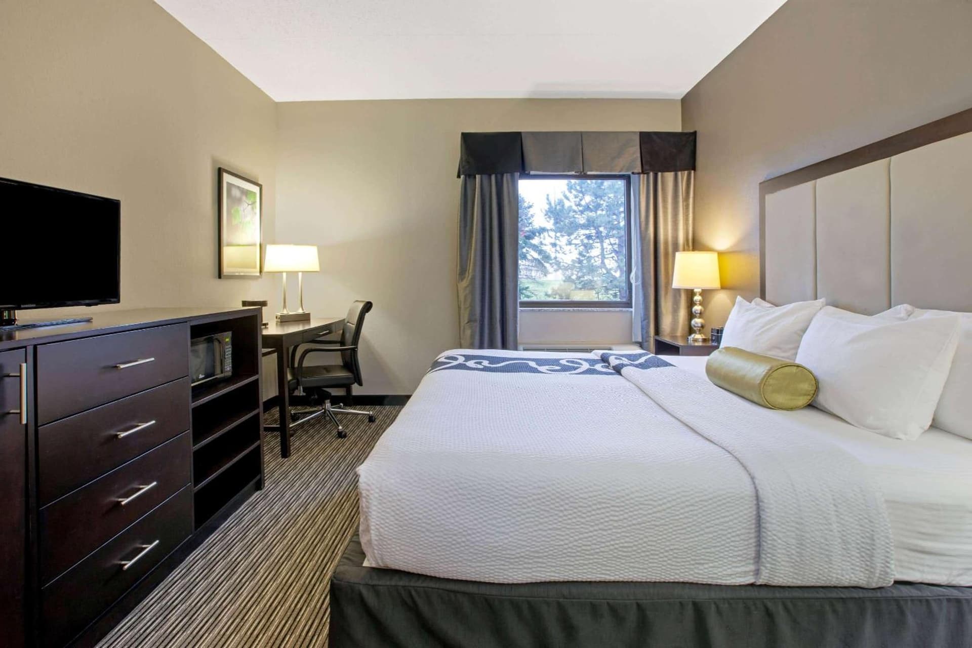 La Quinta Inn & Suites by Wyndham Detroit Metro Airport gallery photo in Romulus, MI — image 31
