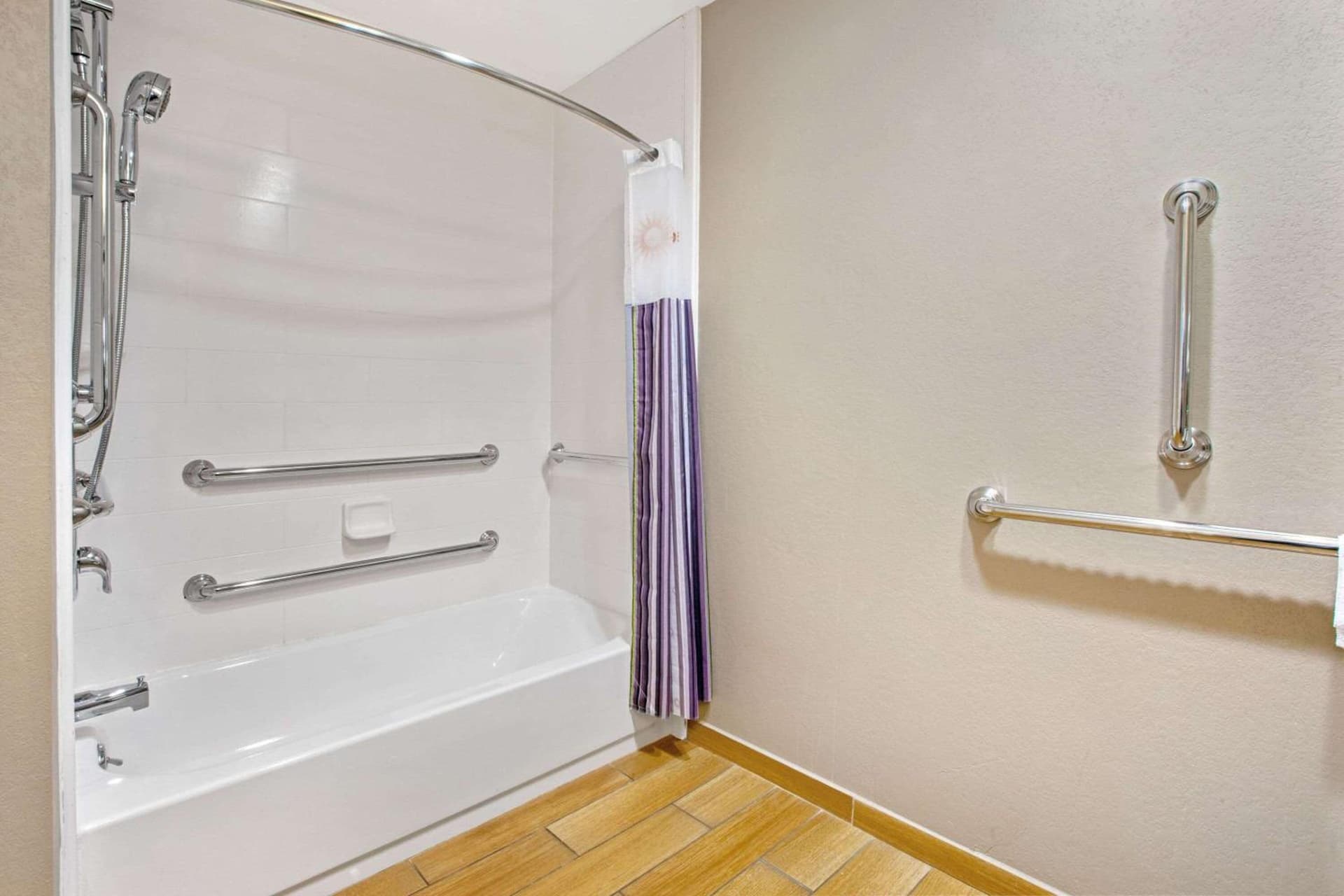 La Quinta Inn & Suites by Wyndham Detroit Metro Airport gallery photo in Romulus, MI — image 15