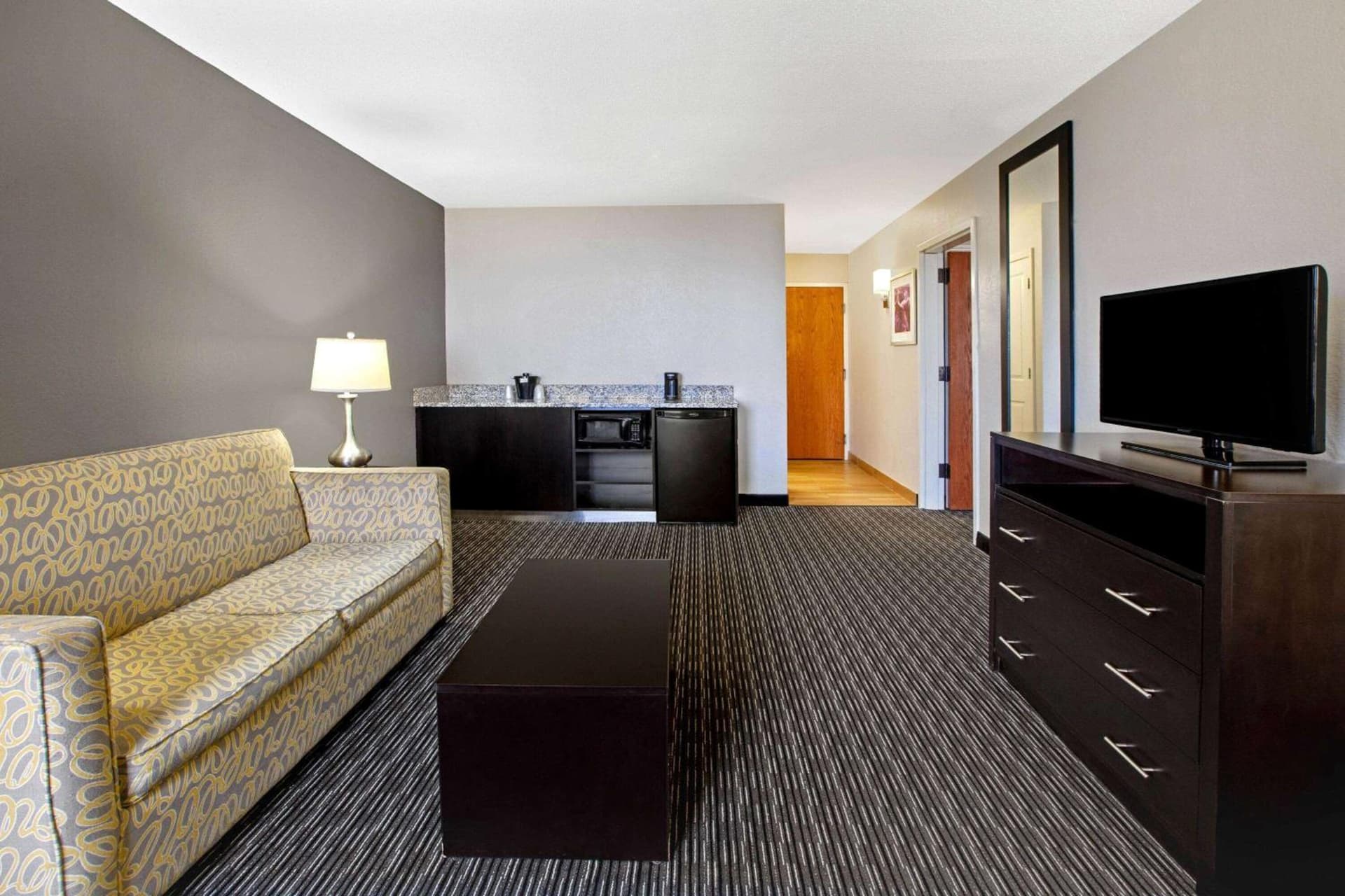 La Quinta Inn & Suites by Wyndham Detroit Metro Airport gallery photo in Romulus, MI — image 26
