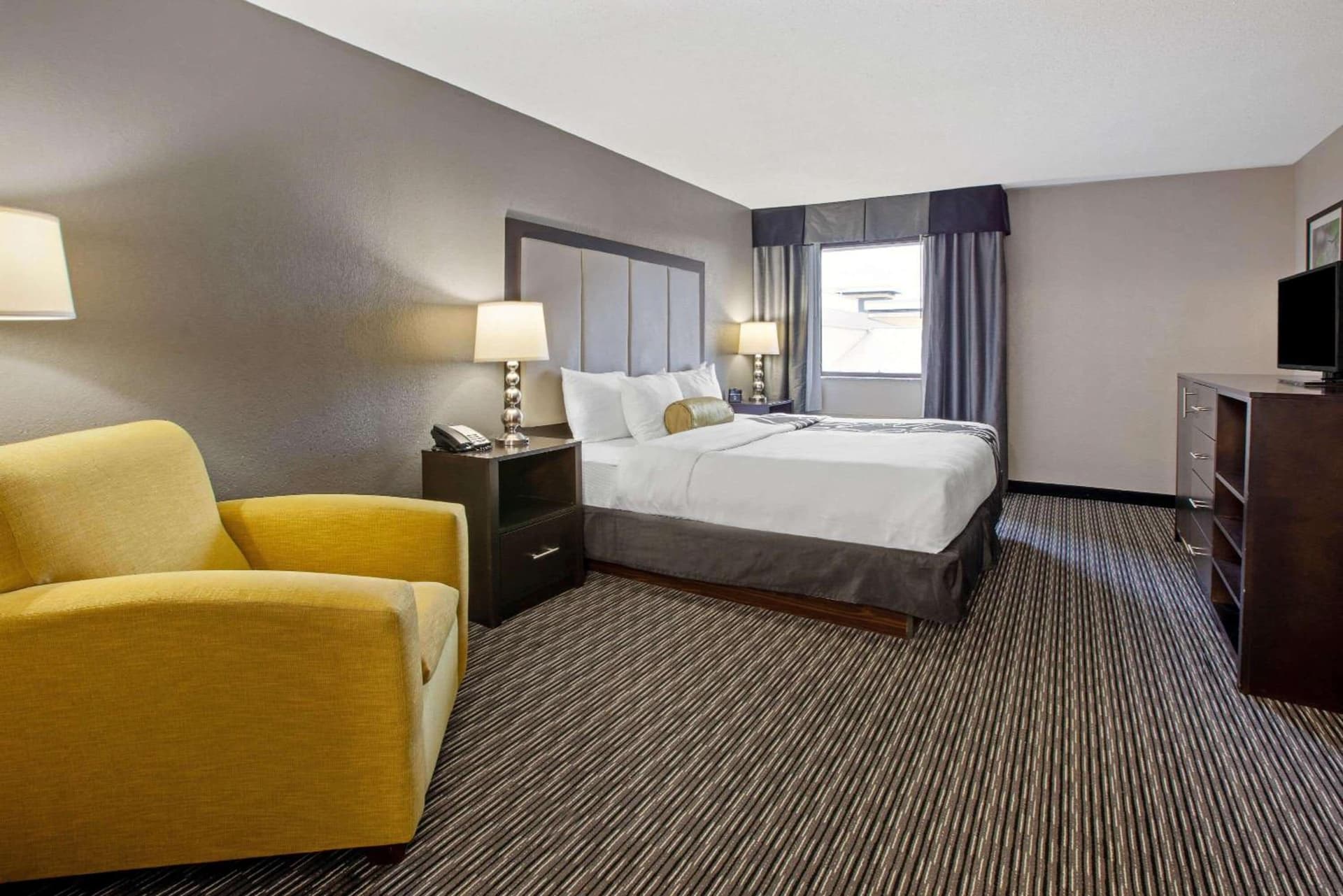 La Quinta Inn & Suites by Wyndham Detroit Metro Airport gallery photo in Romulus, MI — image 12