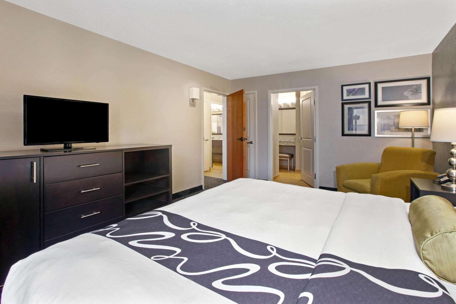 La Quinta Inn & Suites by Wyndham Detroit Metro Airport interior in Romulus, MI — gallery photo 2