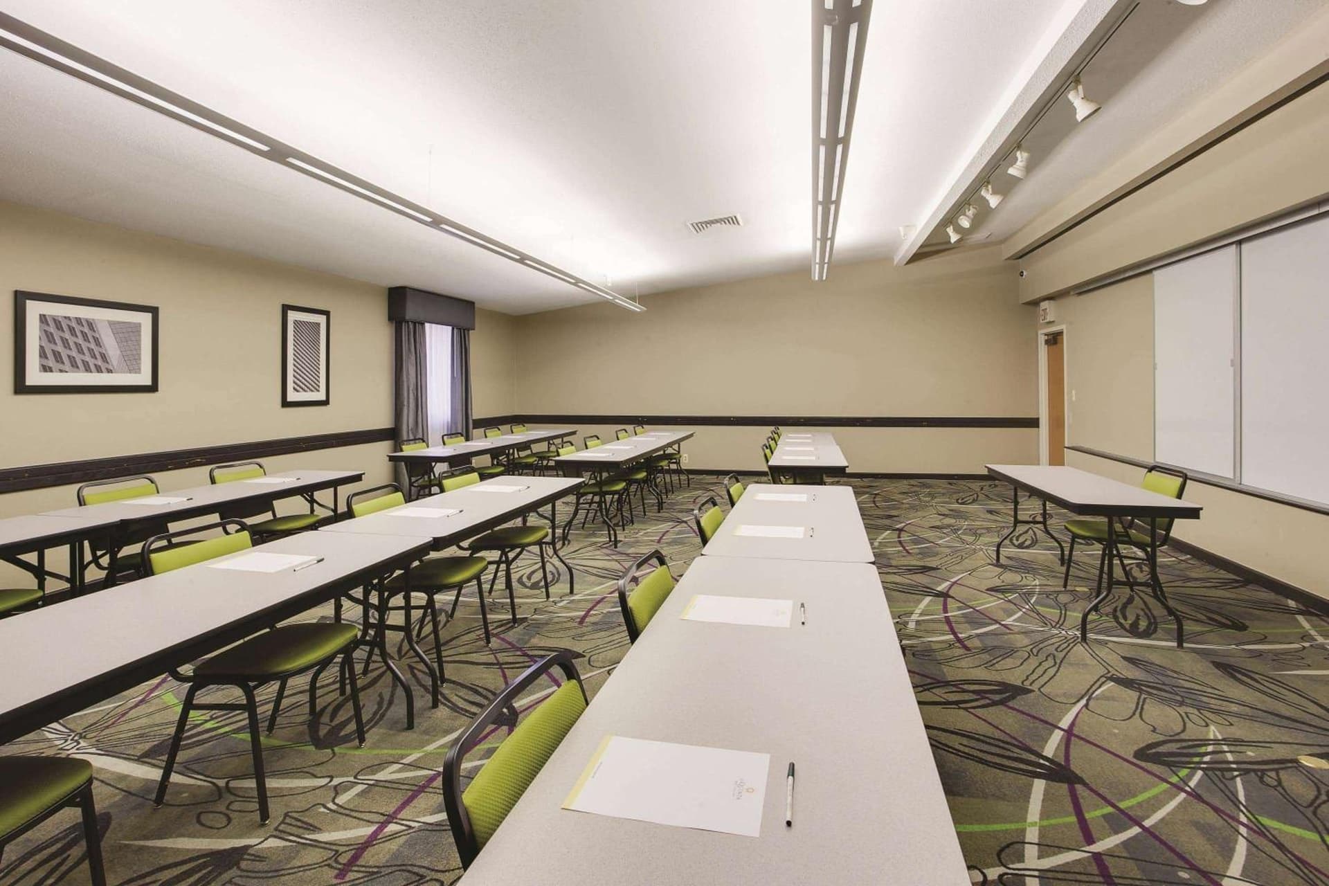 La Quinta Inn & Suites by Wyndham Detroit Metro Airport gallery photo in Romulus, MI — image 4