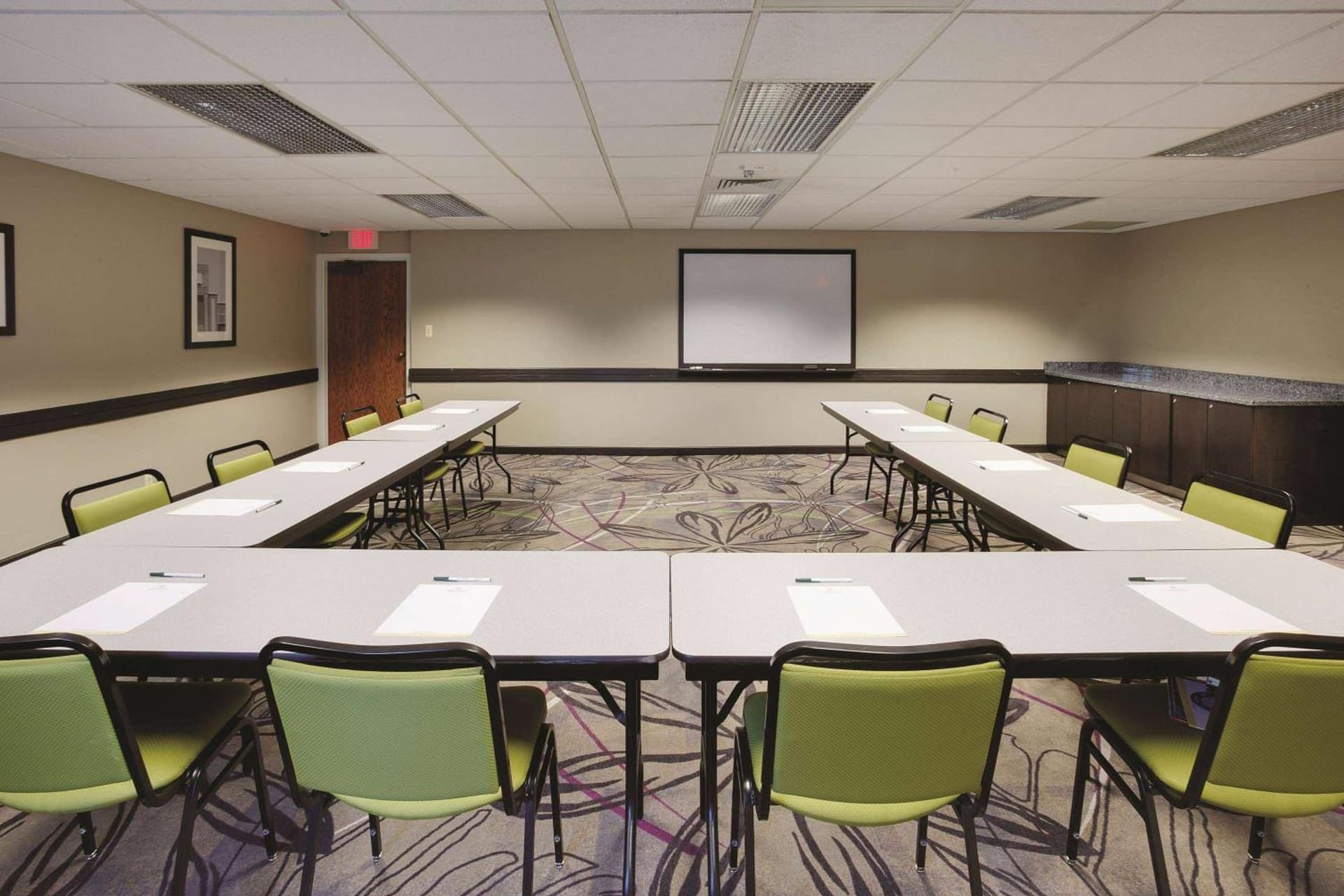 La Quinta Inn & Suites by Wyndham Detroit Metro Airport gallery photo in Romulus, MI — image 10