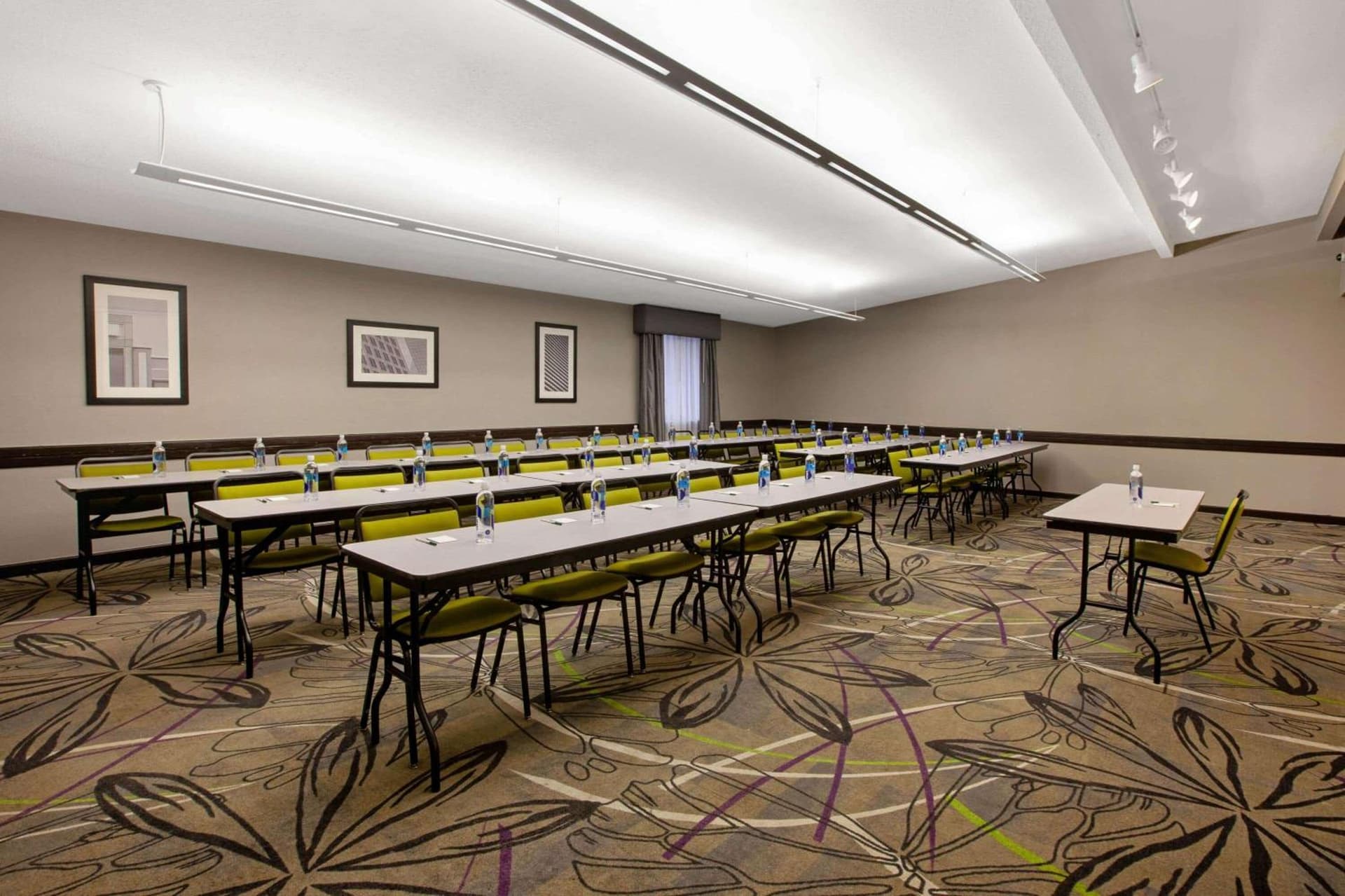 La Quinta Inn & Suites by Wyndham Detroit Metro Airport gallery photo in Romulus, MI — image 22