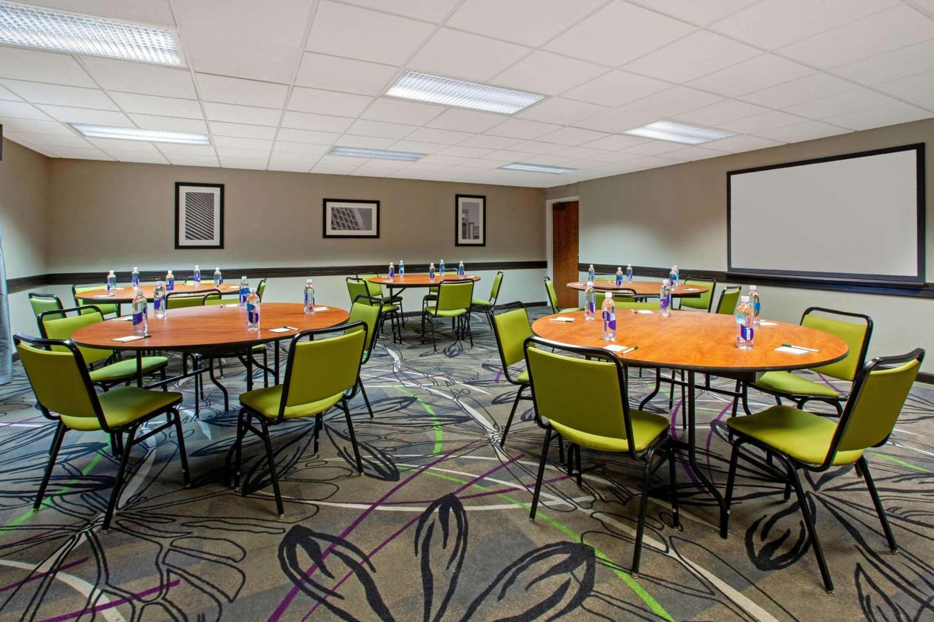 La Quinta Inn & Suites by Wyndham Detroit Metro Airport gallery photo in Romulus, MI — image 16