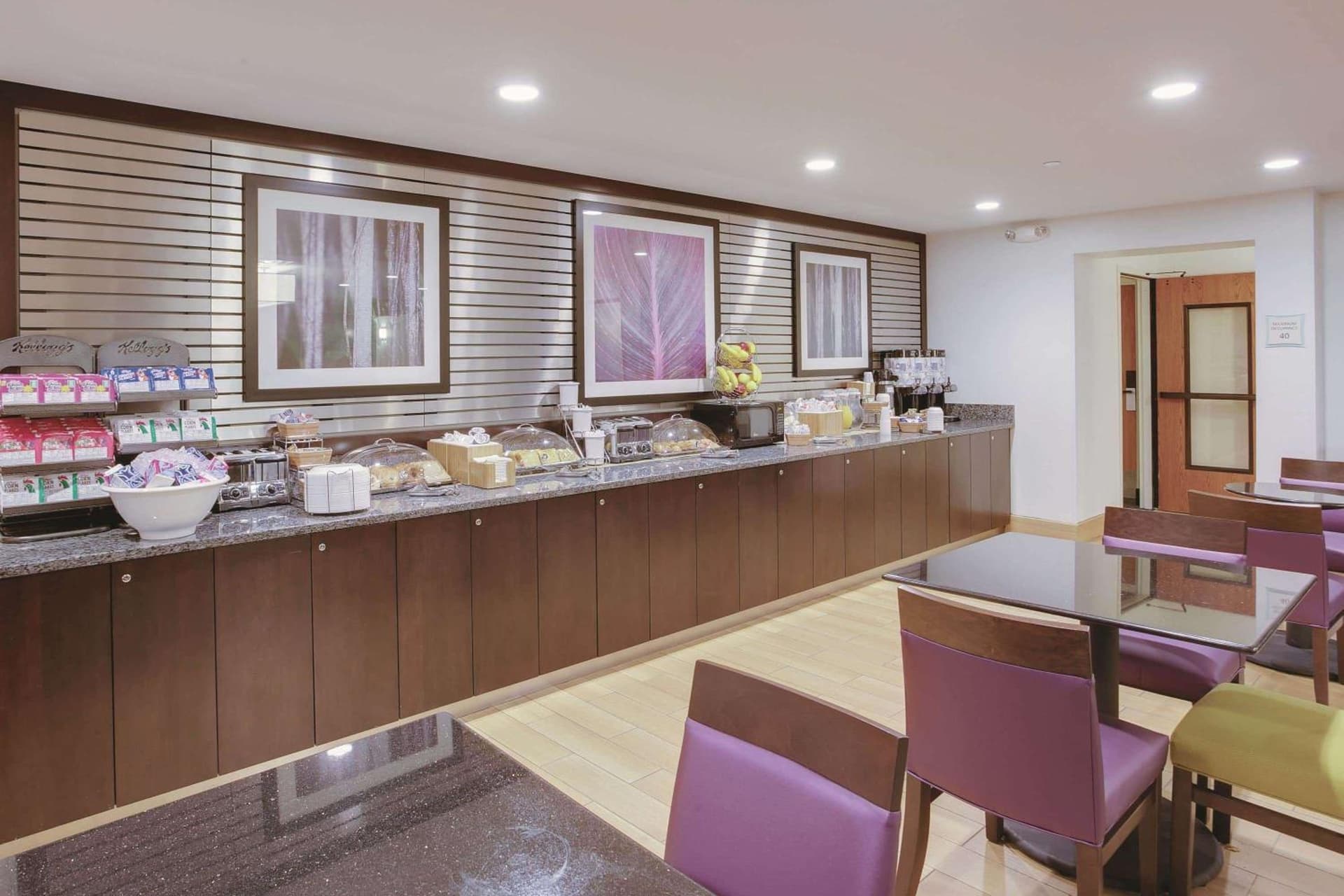 La Quinta Inn & Suites by Wyndham Detroit Metro Airport gallery photo in Romulus, MI — image 19