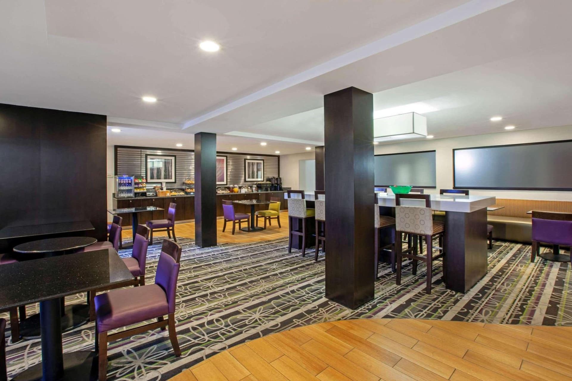 La Quinta Inn & Suites by Wyndham Detroit Metro Airport gallery photo in Romulus, MI — image 36