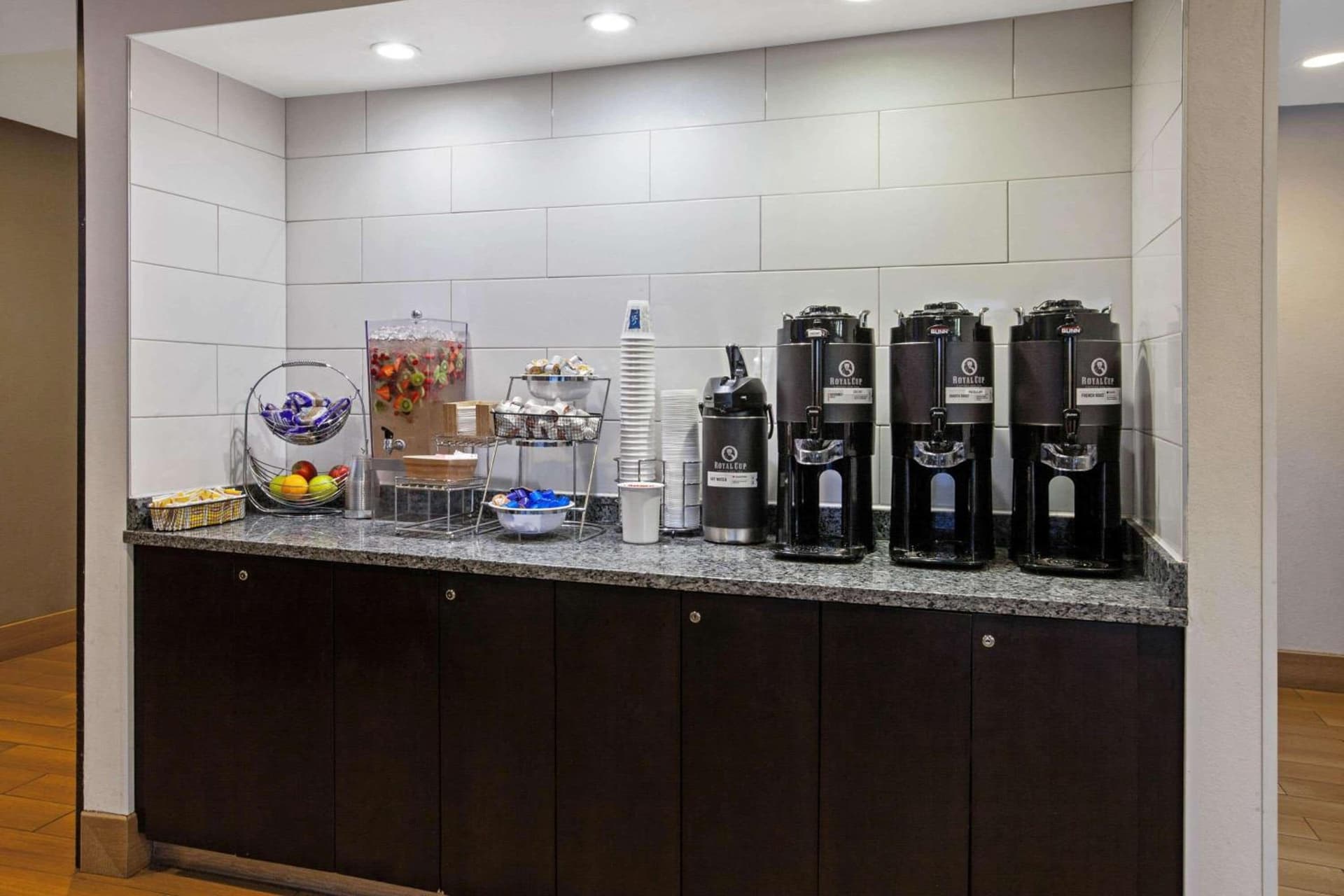 La Quinta Inn & Suites by Wyndham Detroit Metro Airport gallery photo in Romulus, MI — image 29