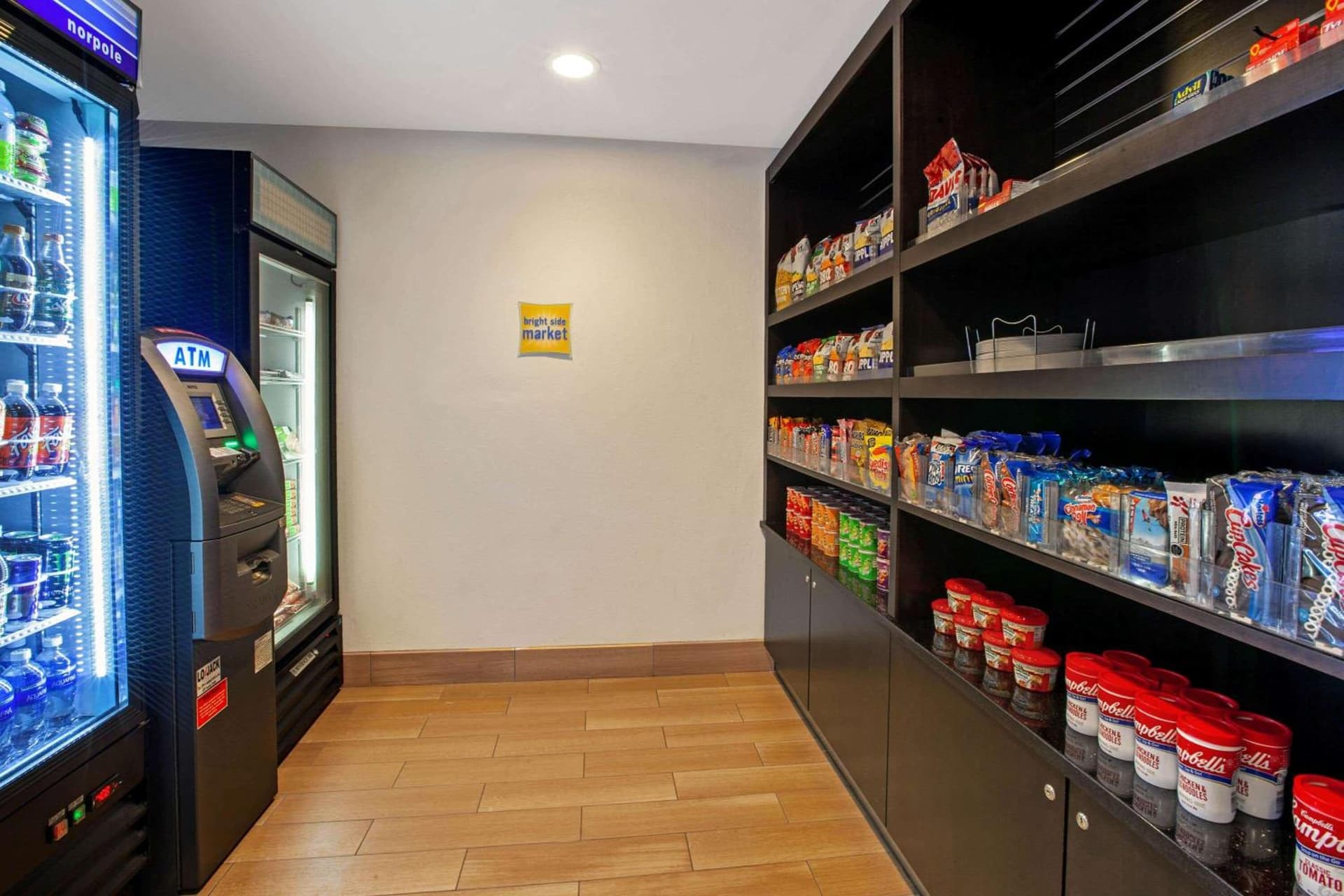 La Quinta Inn & Suites by Wyndham Detroit Metro Airport gallery photo in Romulus, MI — image 35