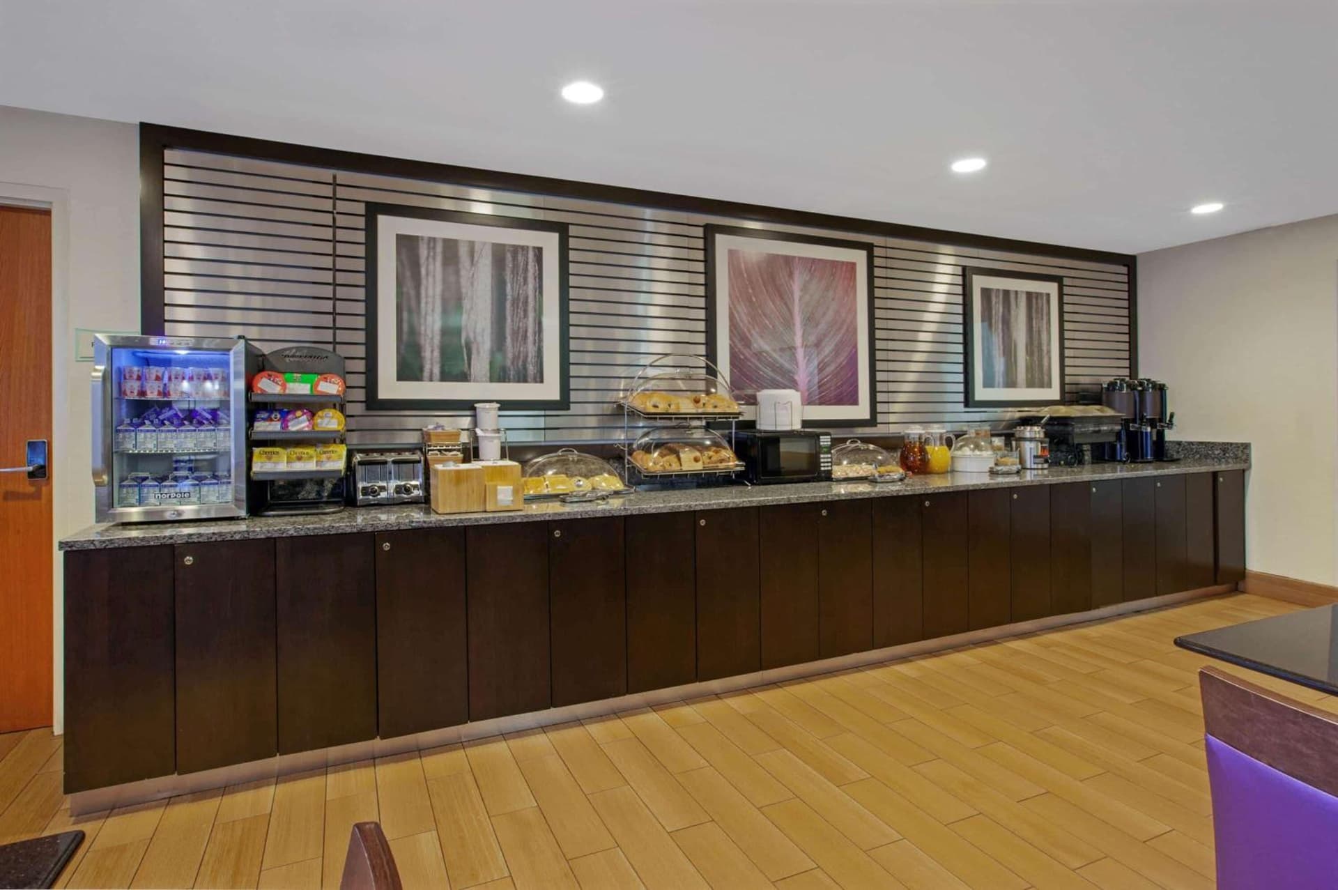 La Quinta Inn & Suites by Wyndham Detroit Metro Airport gallery photo in Romulus, MI — image 37