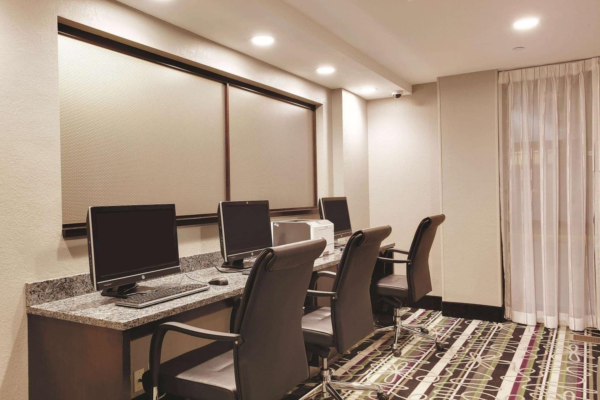 La Quinta Inn & Suites by Wyndham Detroit Metro Airport gallery photo in Romulus, MI — image 13