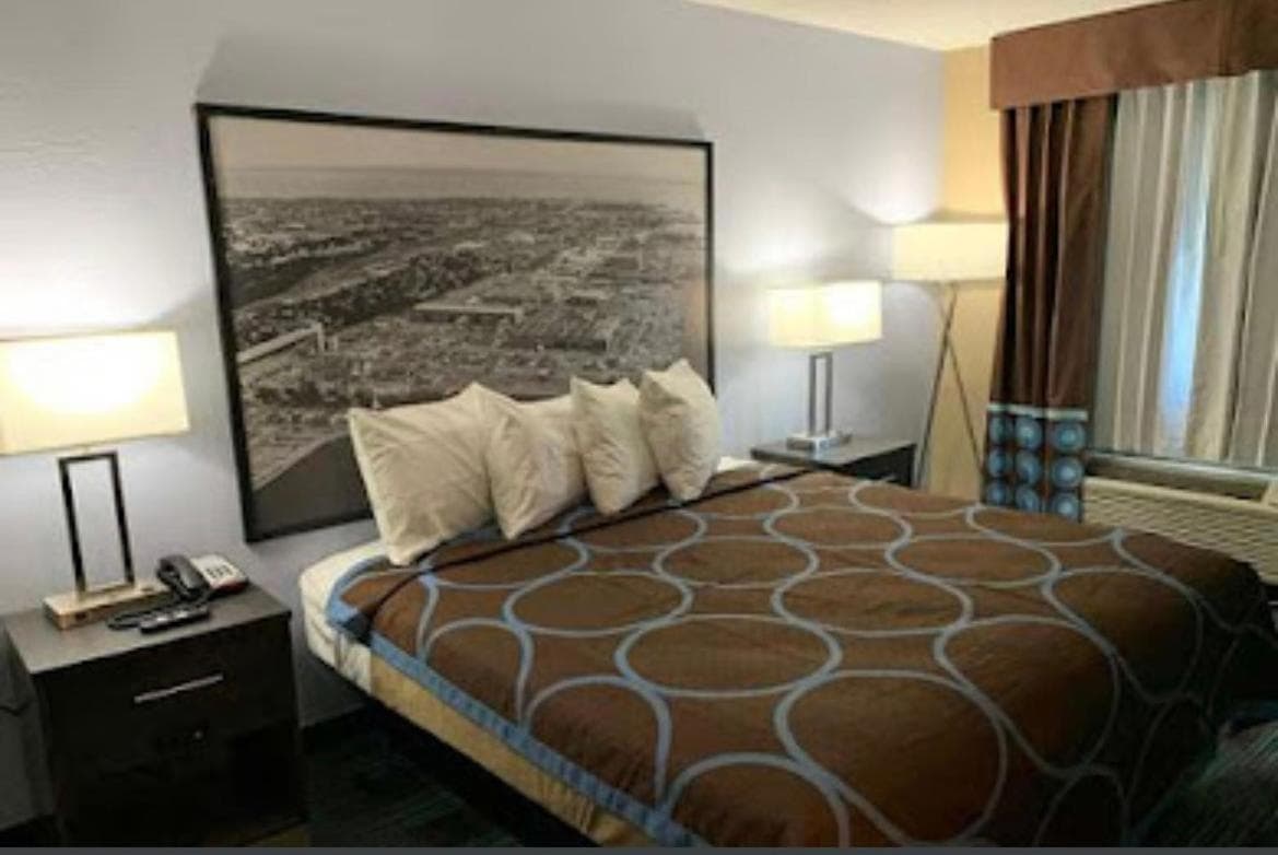 Super 8 by Wyndham Newport News property views in Newport News, VA — gallery photo 3